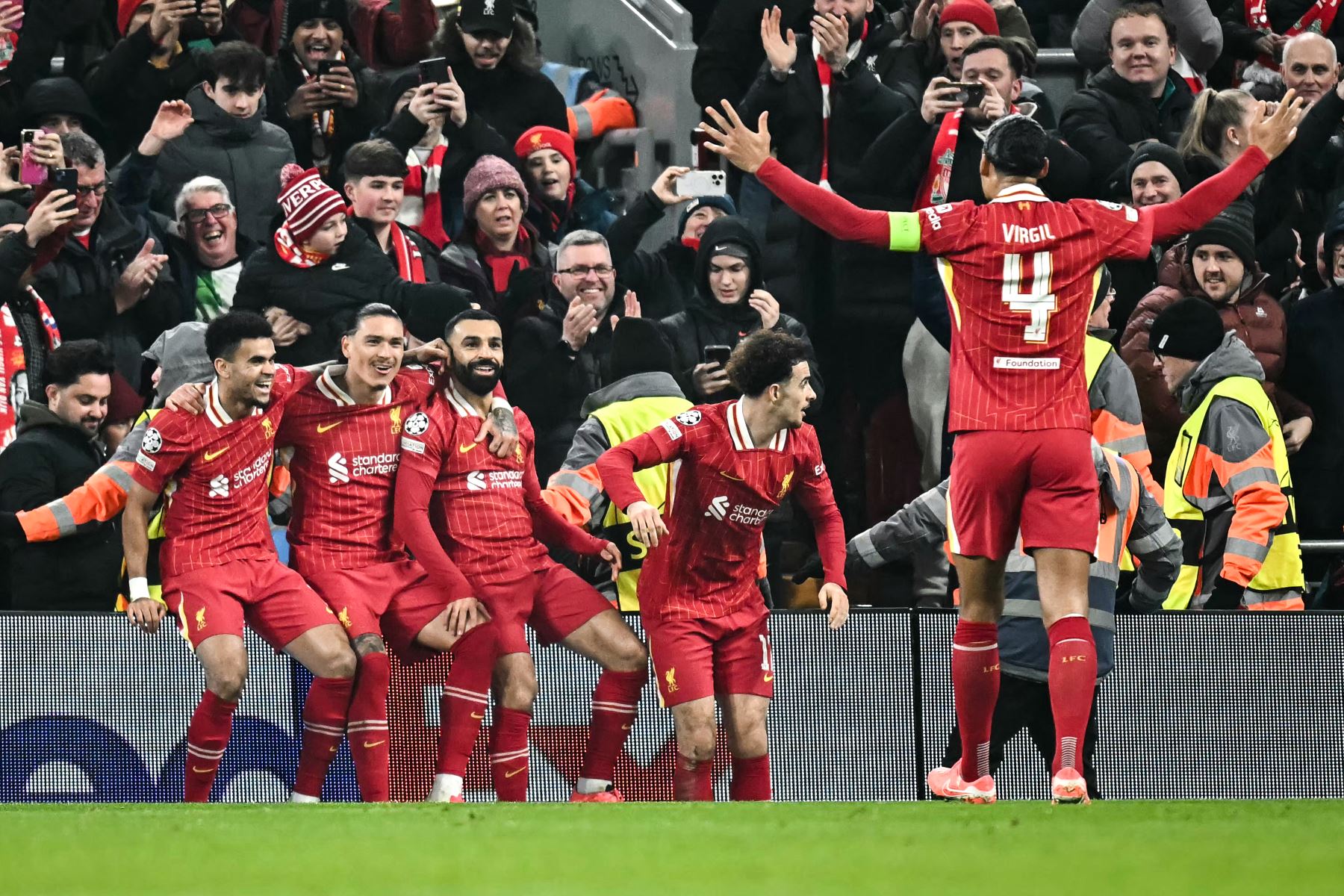 El delantero egipcio del Liverpool, Mohamed Salah , celebra con sus compañeros de equipo después de marcar el primer gol de su equipo durante el partido de fútbol de la Liga de Campeones de la UEFA entre Liverpool y Lille LOSC en Anfield en Liverpool.
Foto: AFP