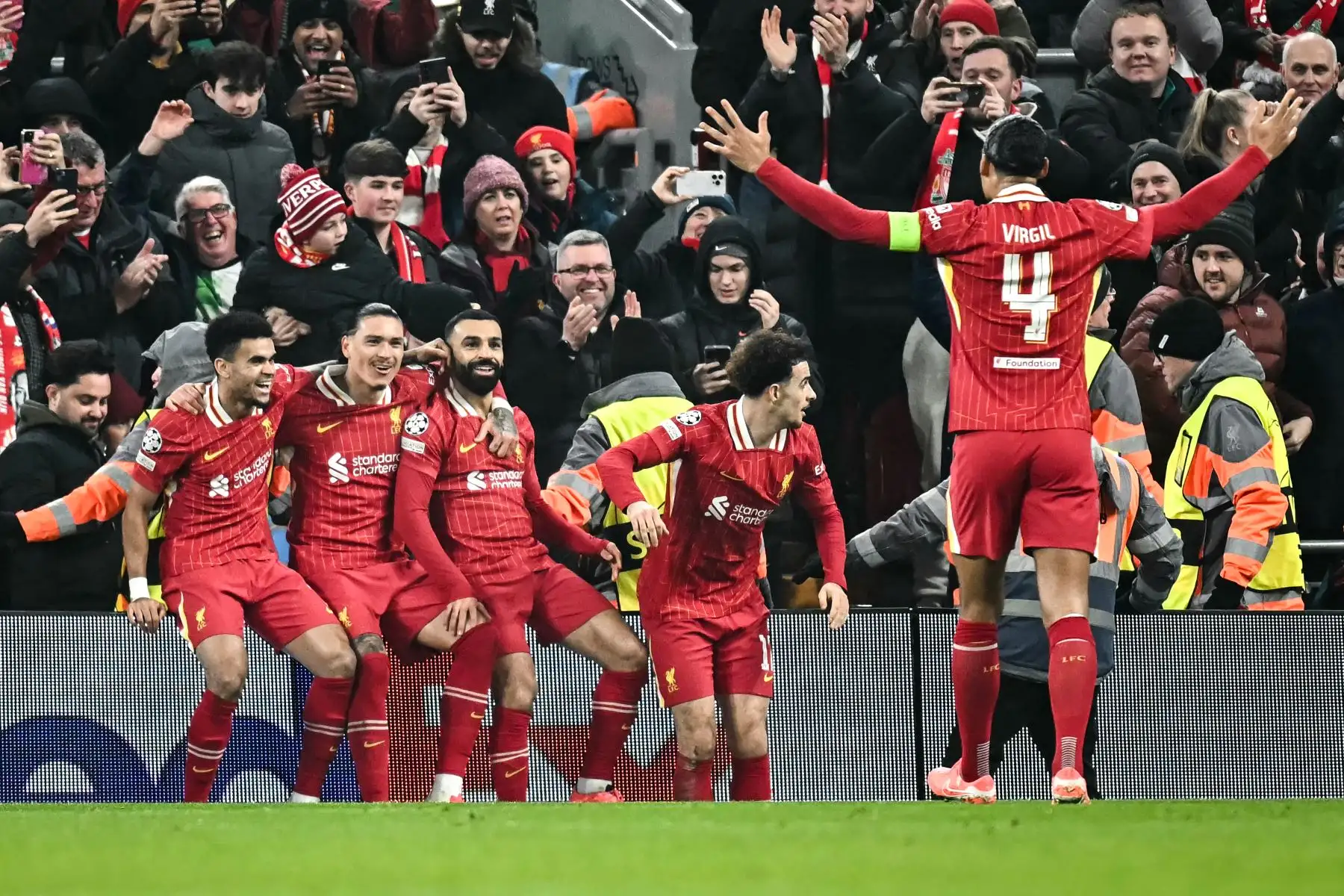 El delantero egipcio del Liverpool, Mohamed Salah , celebra con sus compañeros de equipo después de marcar el primer gol de su equipo durante el partido de fútbol de la Liga de Campeones de la UEFA entre Liverpool y Lille LOSC en Anfield en Liverpool.
Foto: AFP