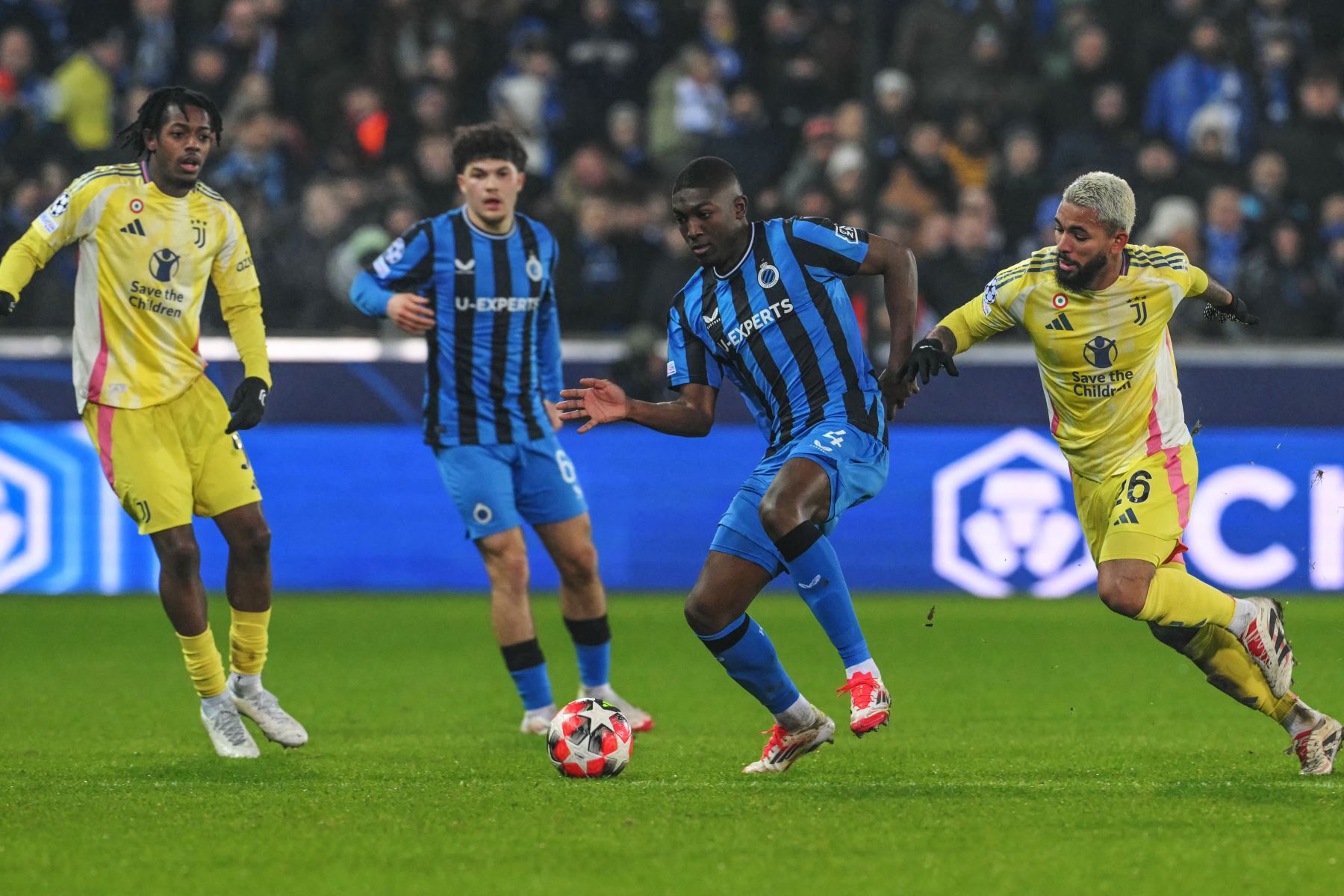 El defensor ecuatoriano del Club Brugge,  Joel Ordonez  lucha por el balón con el centrocampista brasileño de la Juventus #26 Douglas Luiz, durante la Liga de Campeones de la UEFA.
Foto: AFP