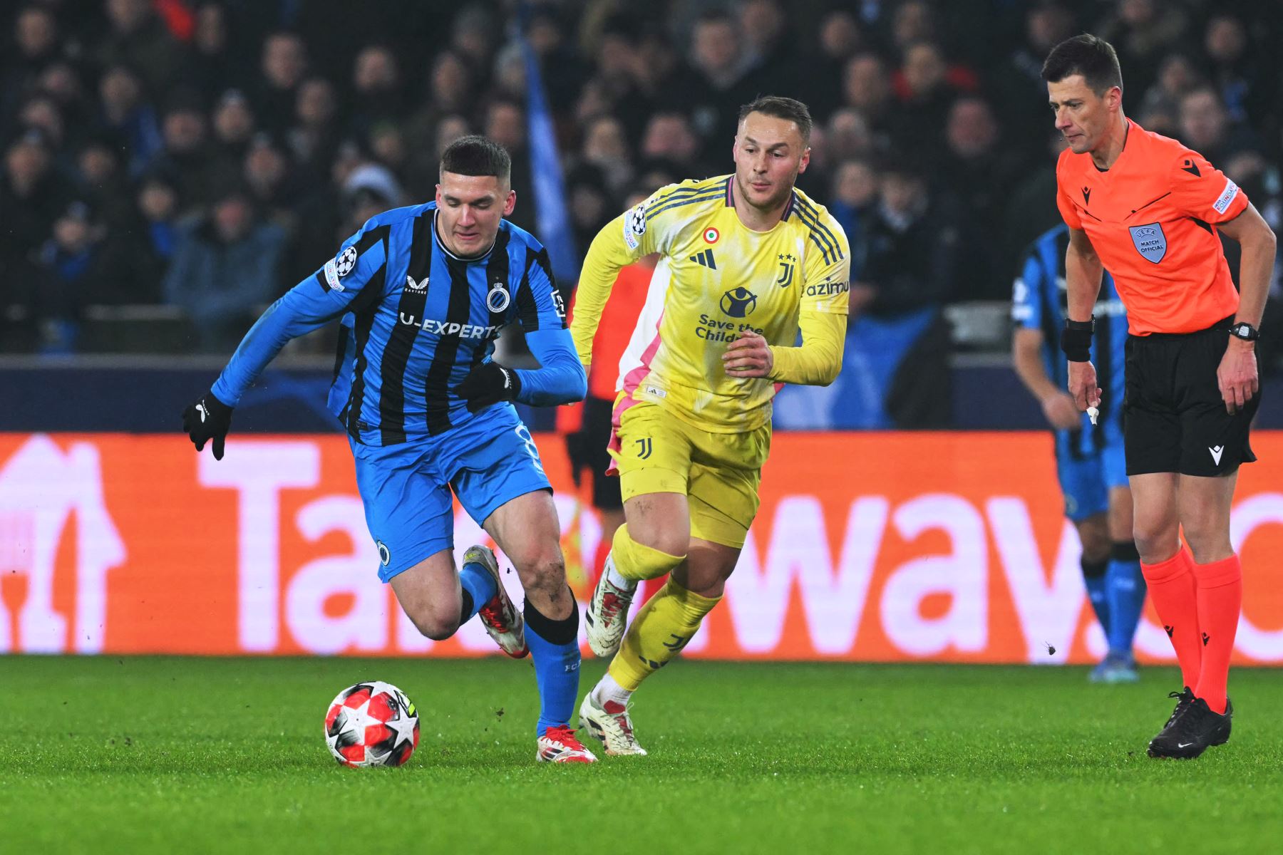 El delantero griego del Club Brugge, Christos Tzolis lucha por el balón con el centrocampista holandés de la Juventus, Teun Koopmeiners , flanqueado por el árbitro francés Benoit Bastien durante la Liga de Campeones de la UEFA, jornada 7 de la fase de liga, partido de fútbol entre Club Brugge KV y Juventus FC en el estadio Jan Breydel de Brujas.
Foto: AFP