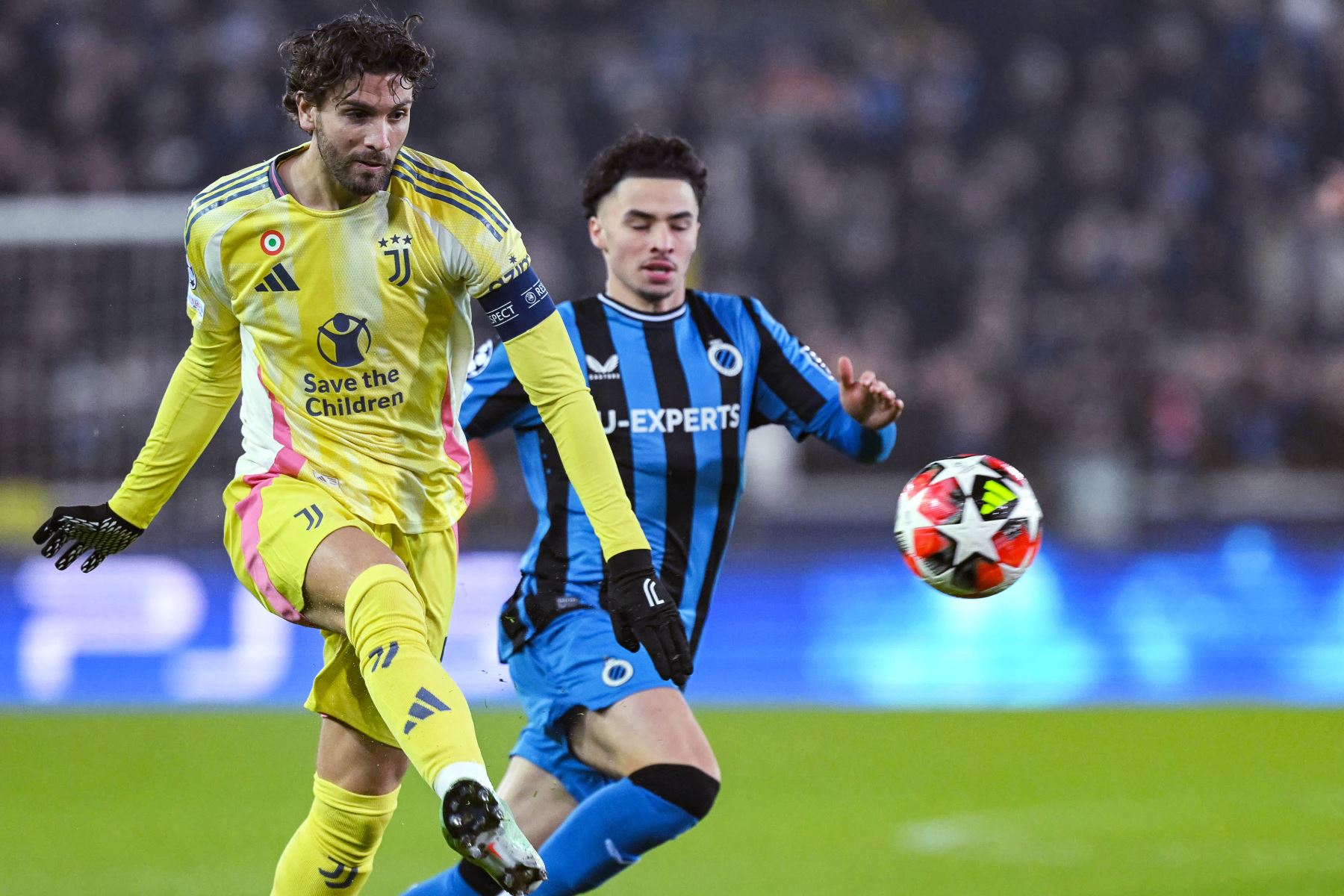 El centrocampista italiano de la Juventus, Manuel Locatelli patea el balón durante el partido de fútbol de la jornada 7 de la fase de liga de la Liga de Campeones de la UEFA entre el Club Brugge KV y la Juventus FC en el estadio Jan Breydel de Brujas.
Foto: AFP