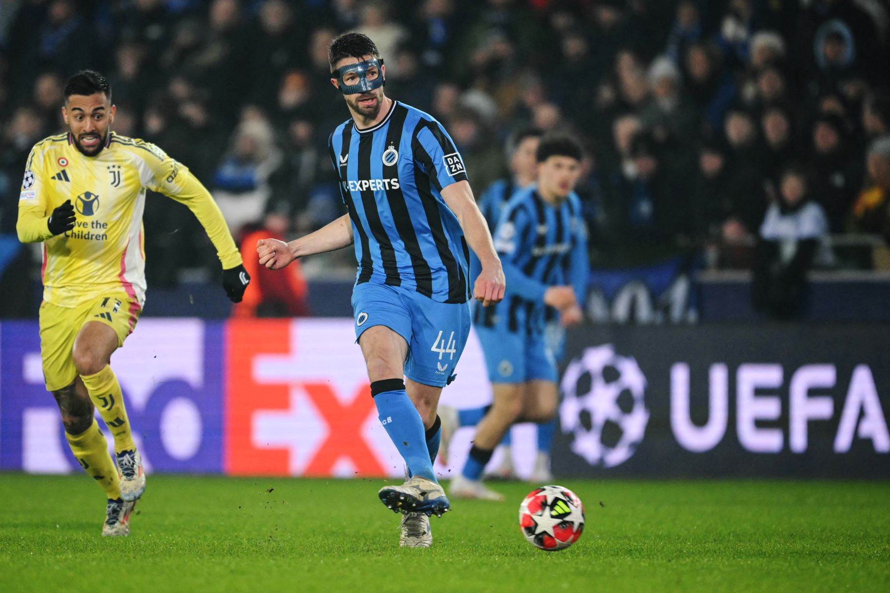 El defensor belga del Club Brugge, Brandon Mechele  patea el balón mientras el delantero argentino de la Juventus, Nicolas González  corre durante la Liga de Campeones de la UEFA, partido de la fase de liga 7, partido de fútbol entre el Club Brugge KV y el Juventus FC .
Foto: AFP