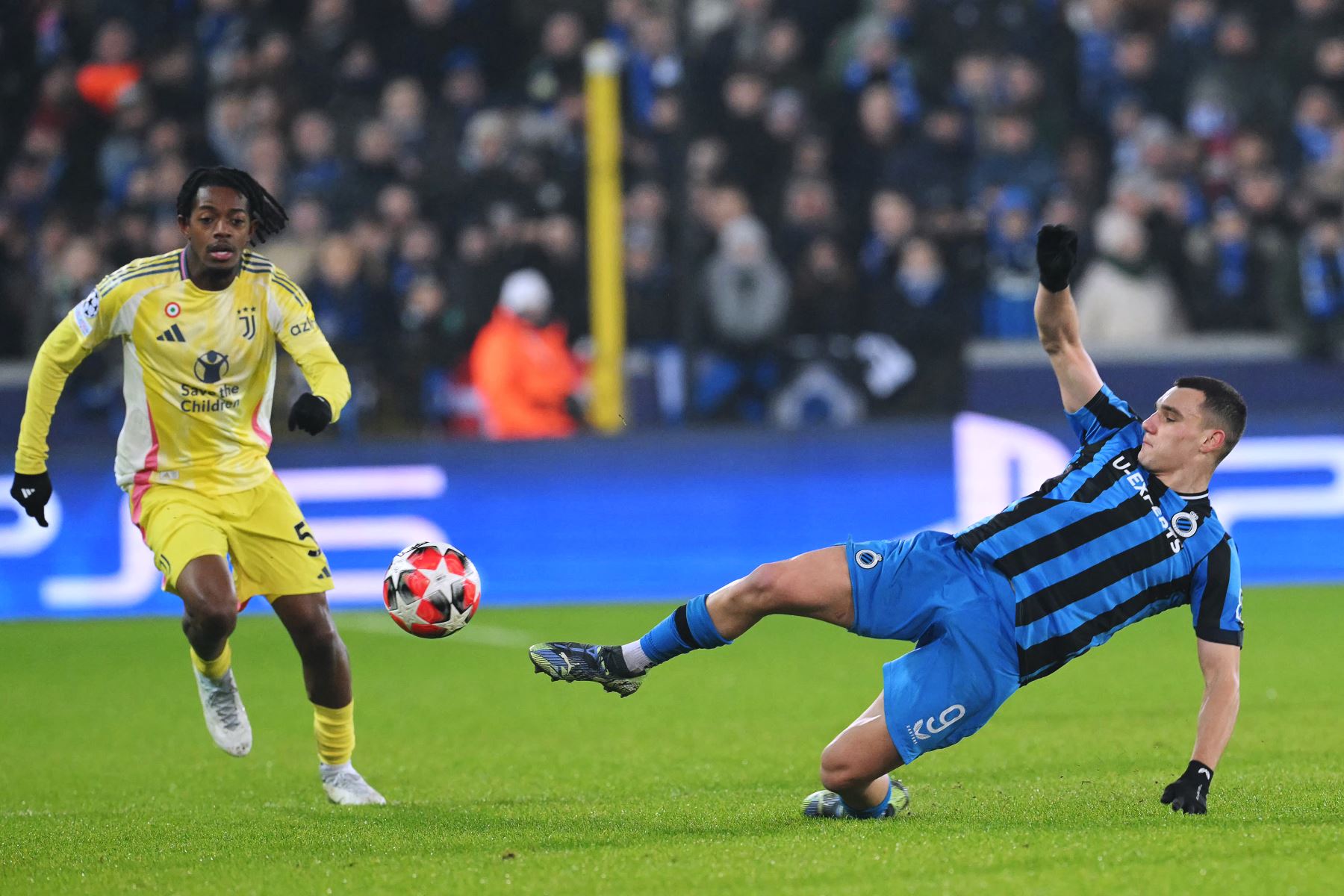 El delantero español del Club Brugge, Ferran Jutlga  lucha por el balón con el delantero belga de la Juventus, Samuel Mbangula durante la Liga de Campeones de la UEFA, jornada 7 de la fase de liga, partido de fútbol entre el Club Brugge KV y la Juventus FC.
Foto: AFP