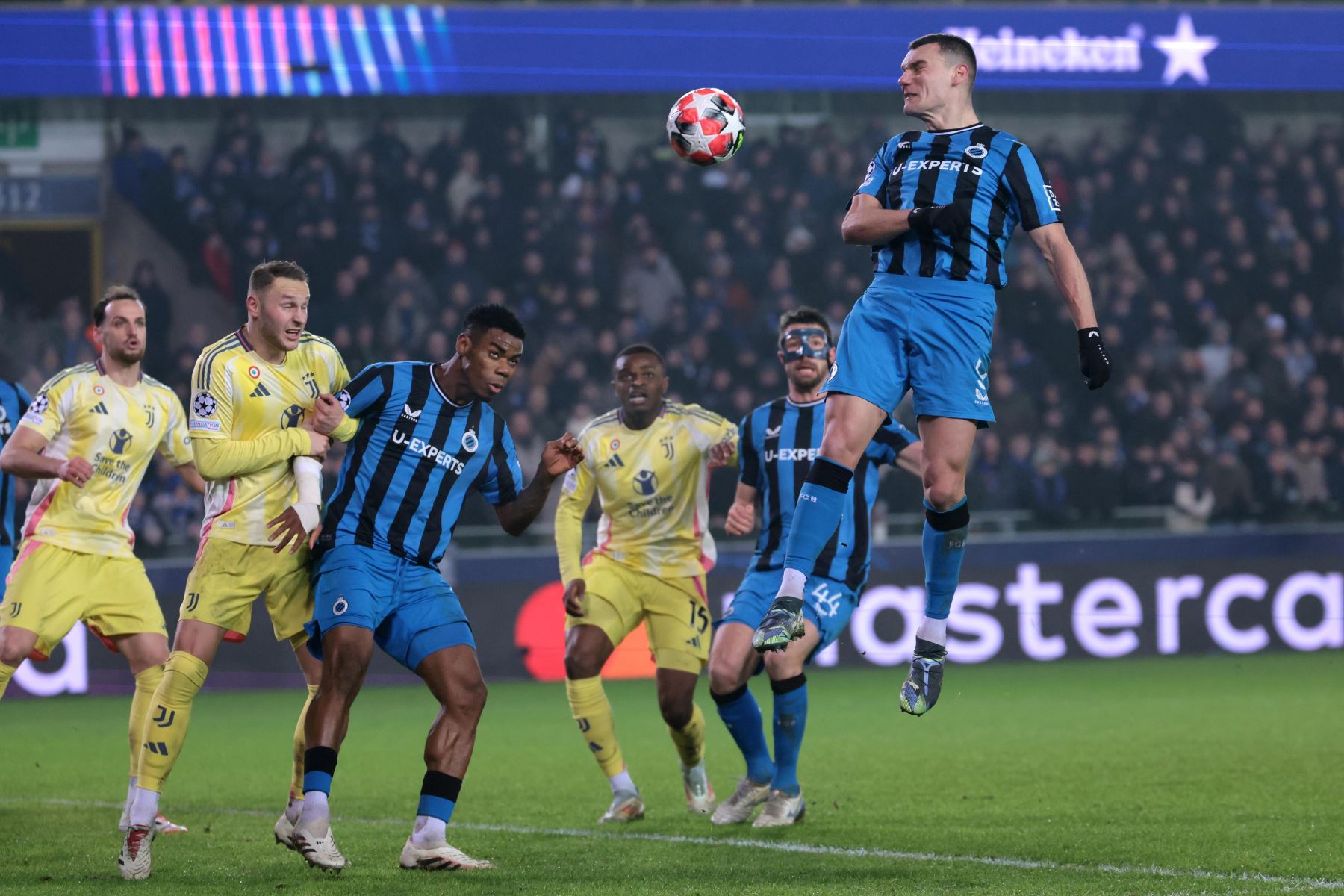 Ferran Jutgla de Brujas salta para encabezar el balón durante el partido de la fase de la Liga de Campeones de la UEFA entre el Club Brugge KV y la Juventus FC, en Brujas, Bélgica.
Foto: EFE