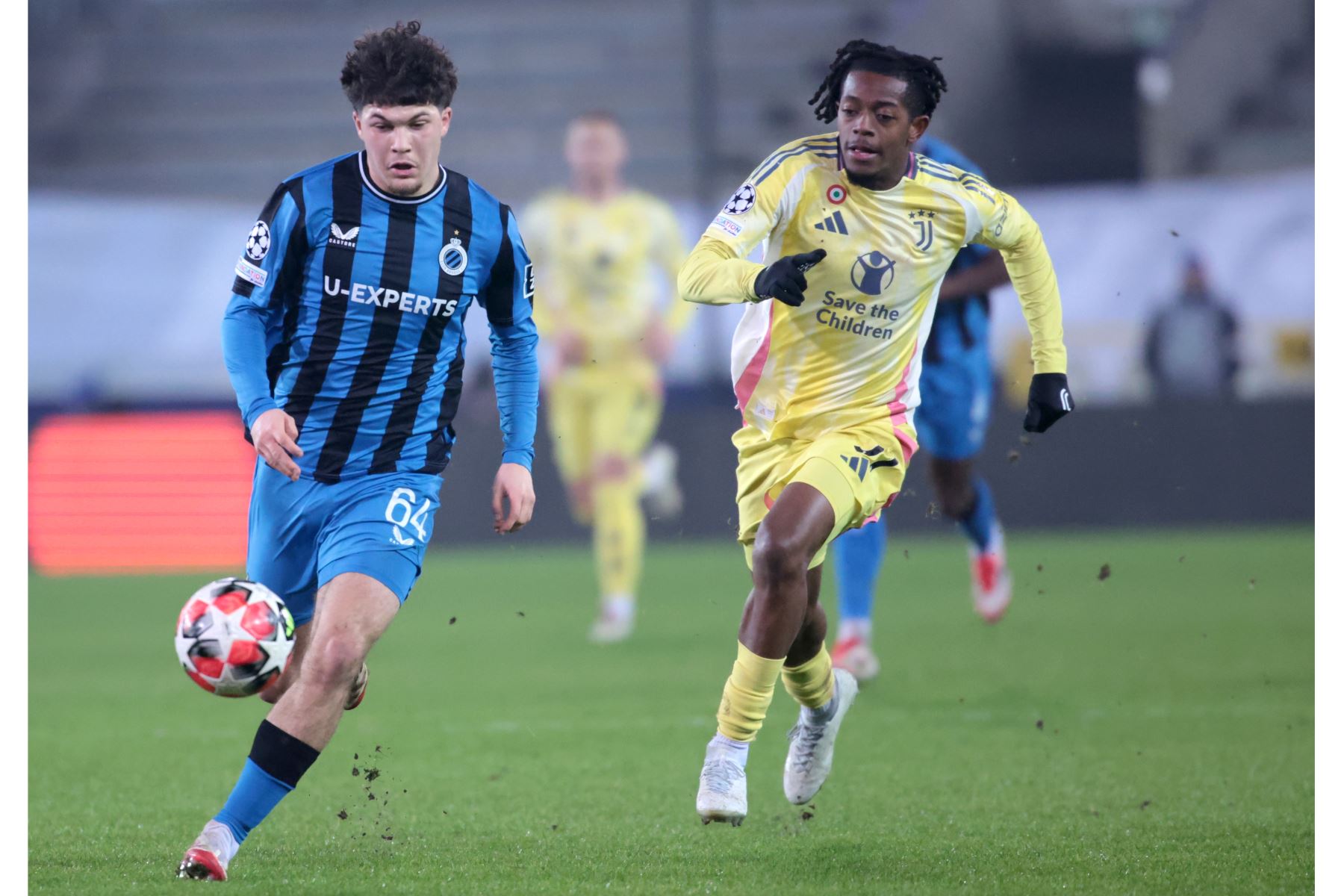 Kyriani Sabbe de Brujas en acción contra Samuel Mbangula de la Juve durante el partido de la fase de la Liga de Campeones de la UEFA entre el Club Brugge KV y la Juventus FC, en Brujas, Bélgica.
Foto: EFE