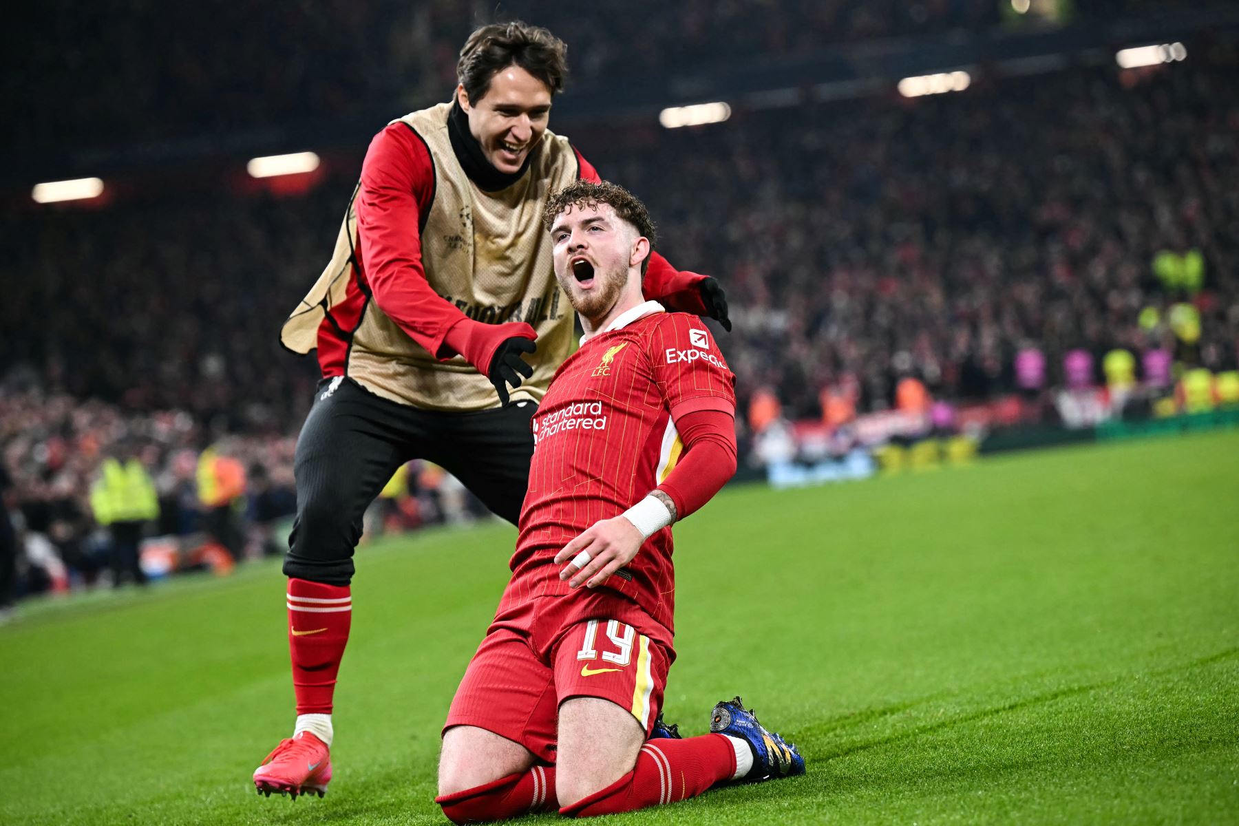 El centrocampista inglés del Liverpool , Harvey Elliott  celebra después de marcar el segundo gol de su equipo durante el partido de fútbol de la Liga de Campeones de la UEFA entre Liverpool y Lille LOSC en Anfield en Liverpool, noroeste de Inglaterra.
Foto:AFP