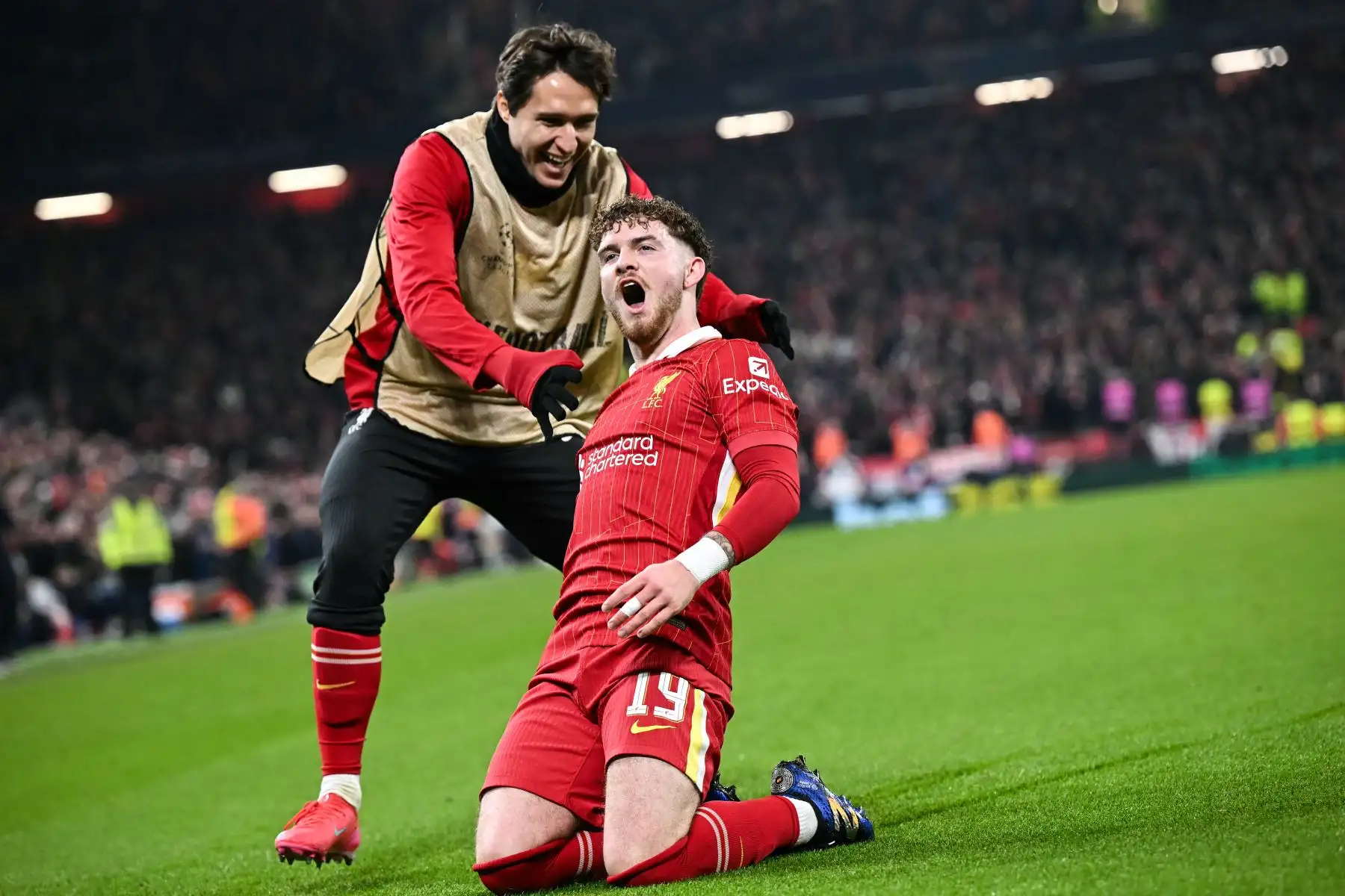 El centrocampista inglés del Liverpool , Harvey Elliott  celebra después de marcar el segundo gol de su equipo durante el partido de fútbol de la Liga de Campeones de la UEFA entre Liverpool y Lille LOSC en Anfield en Liverpool, noroeste de Inglaterra.
Foto:AFP