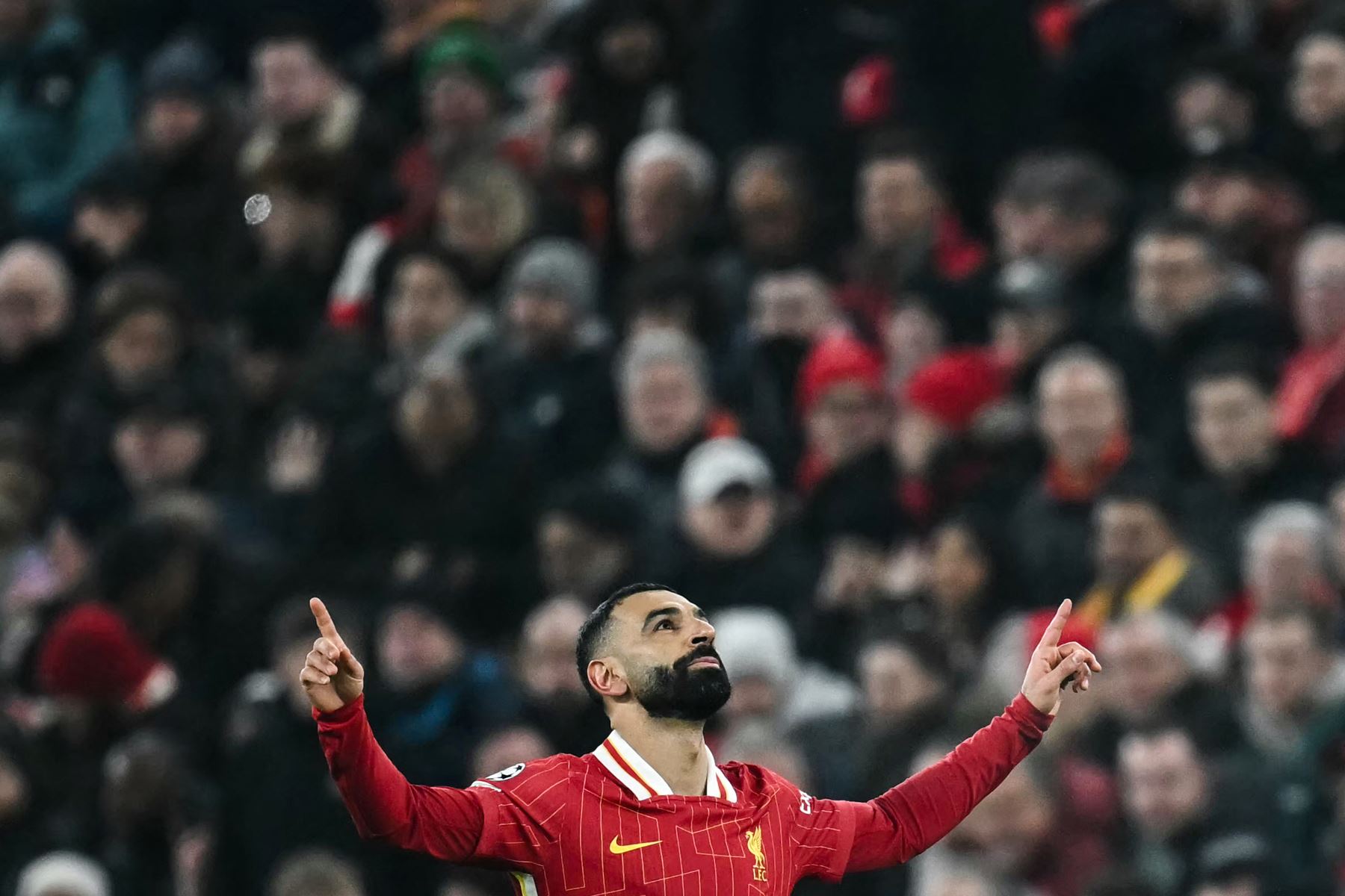 El delantero egipcio  del Liverpool, Mohamed Salah, celebra después de marcar el primer gol de su equipo durante el partido de fútbol de la Liga de Campeones de la UEFA entre Liverpool y Lille LOSC en Anfield en Liverpool, noroeste de Inglaterra.
Foto: AFP