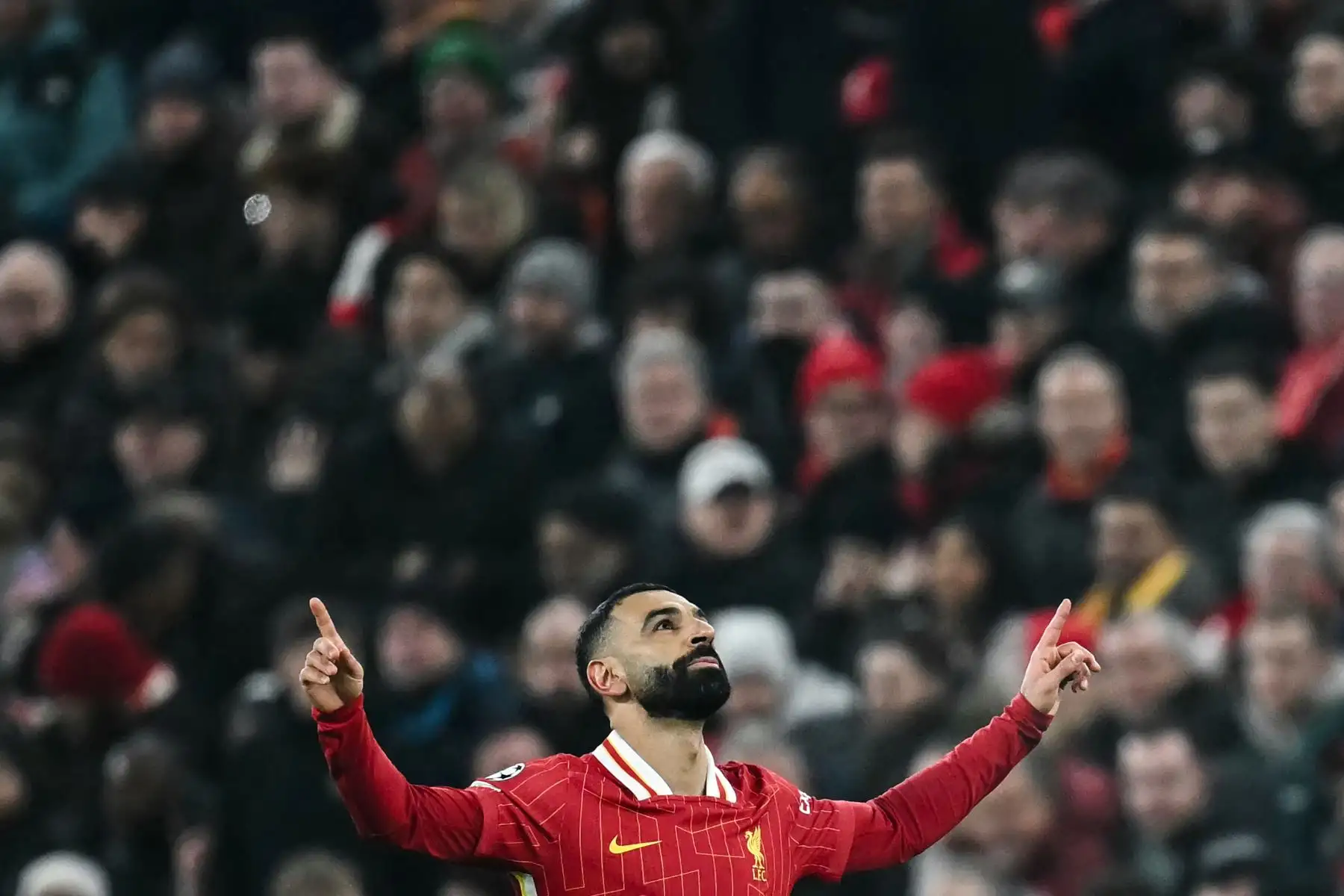El delantero egipcio  del Liverpool, Mohamed Salah, celebra después de marcar el primer gol de su equipo durante el partido de fútbol de la Liga de Campeones de la UEFA entre Liverpool y Lille LOSC en Anfield en Liverpool, noroeste de Inglaterra.
Foto: AFP