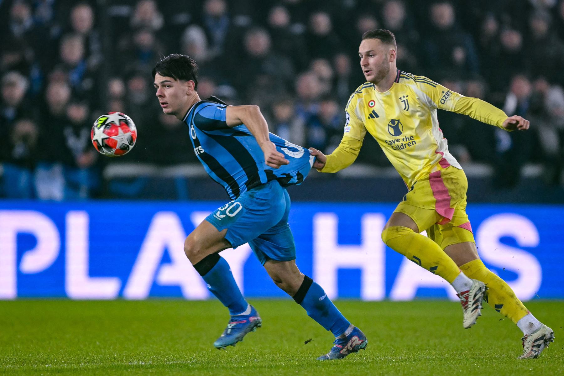 El centrocampista suizo del Club Brugge, Ardon Jashari  lucha por el balón con el centrocampista holandés de la Juventus #08 Teun Koopmeiners durante la Liga de Campeones de la UEFA, partido de la fase de liga 7, partido de fútbol entre el Club Brugge KV y el Juventus FC.
Foto: AFP