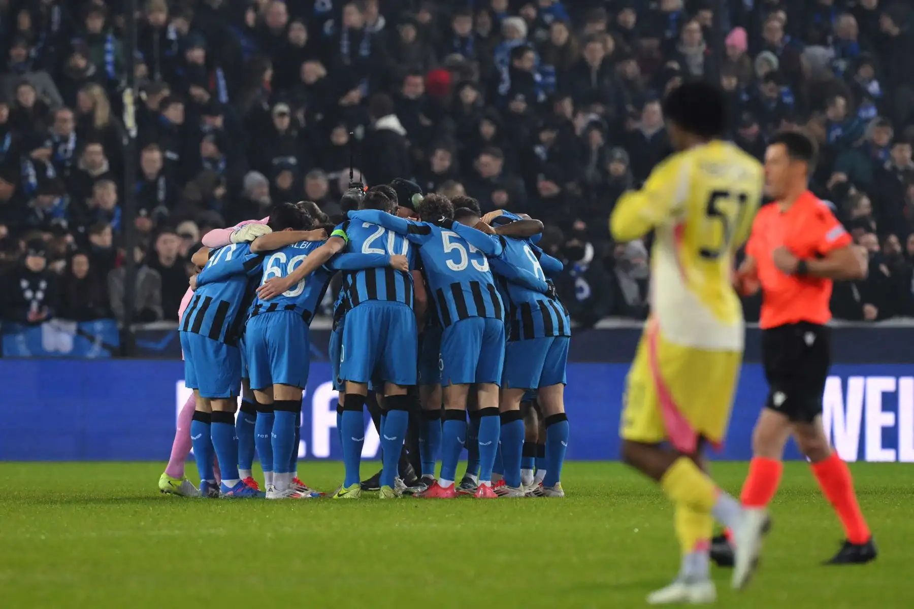 Los jugadores de Brujas se reúnen antes del partido de fútbol de la séptima jornada de la fase de liga de la Liga de Campeones de la UEFA entre el Club Brugge KV y la Juventus FC en el estadio Jan Breydel de Brujas.
Foto: AFP