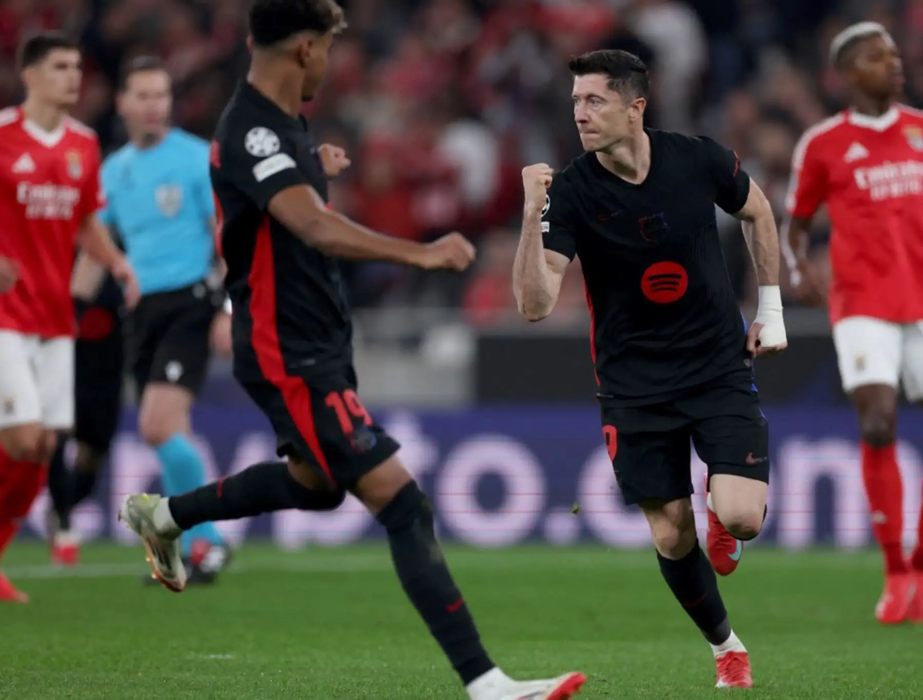 El Barcelona ganó este martes en Lisboa al Benfica por 4-5 con un gol de Raphinha en el minuto 96 y, tras un partido loco en el que llegó a perder por 3-1 y 4-2, logró el pase directo a los octavos de final de la Liga de Campeones. Foto: AFP