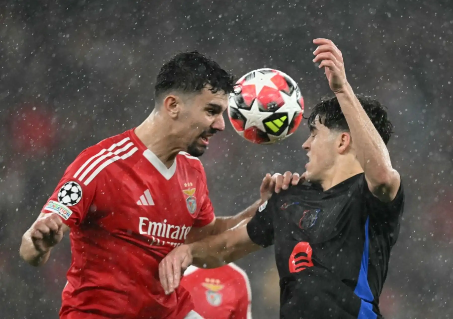 El Barcelona ganó este martes en Lisboa al Benfica por 4-5 con un gol de Raphinha en el minuto 96 y, tras un partido loco en el que llegó a perder por 3-1 y 4-2, logró el pase directo a los octavos de final de la Liga de Campeones. Foto: AFP