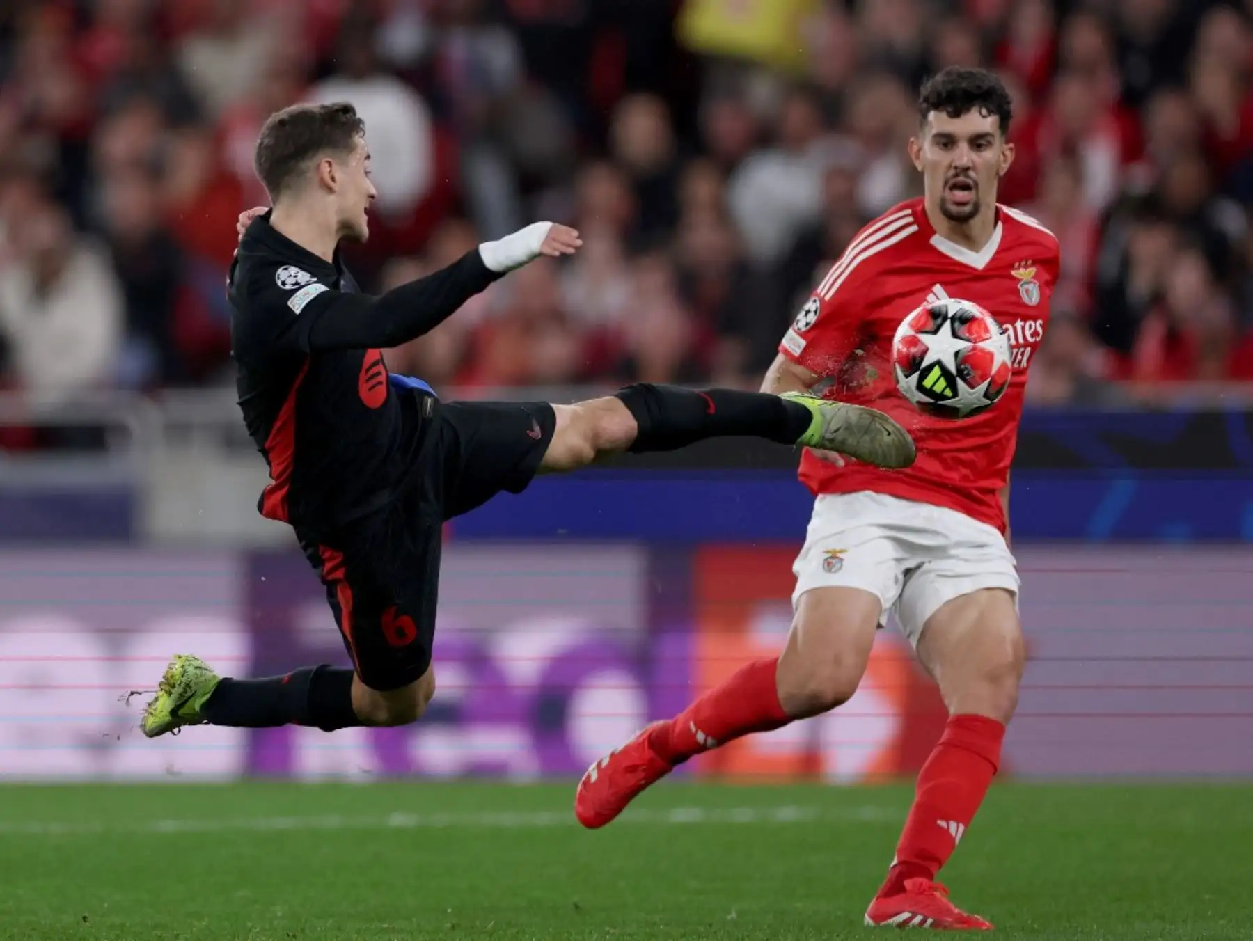 El Barcelona ganó este martes en Lisboa al Benfica por 4-5 con un gol de Raphinha en el minuto 96 y, tras un partido loco en el que llegó a perder por 3-1 y 4-2, logró el pase directo a los octavos de final de la Liga de Campeones. Foto: AFP