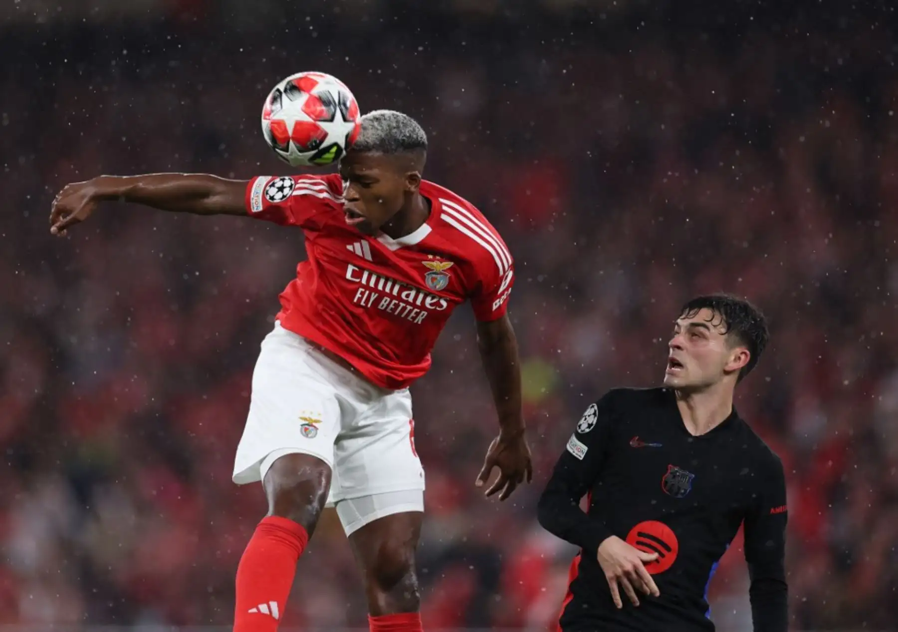 El Barcelona ganó este martes en Lisboa al Benfica por 4-5 con un gol de Raphinha en el minuto 96 y, tras un partido loco en el que llegó a perder por 3-1 y 4-2, logró el pase directo a los octavos de final de la Liga de Campeones. Foto: AFP