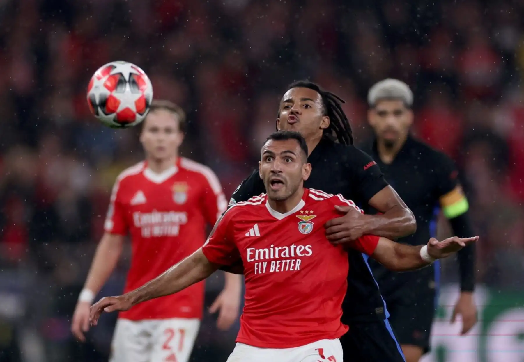 El Barcelona ganó este martes en Lisboa al Benfica por 4-5 con un gol de Raphinha en el minuto 96 y, tras un partido loco en el que llegó a perder por 3-1 y 4-2, logró el pase directo a los octavos de final de la Liga de Campeones. Foto: AFP
