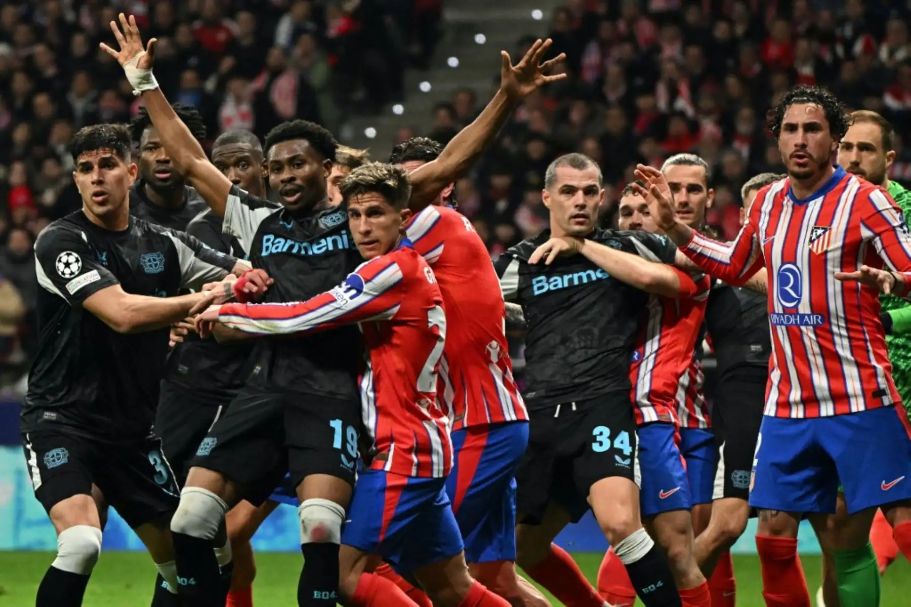 Dos goles de Julián Alavarez (minutos 75 y 89) dieron la victoria al Atlético de Madrid sobre el Bayer Leverkusen (2-1) en el estadio Metropolitano, en encuentro de la séptima jornada de la primera fase de la Liga de campeones de Barrios. Foto: AFP