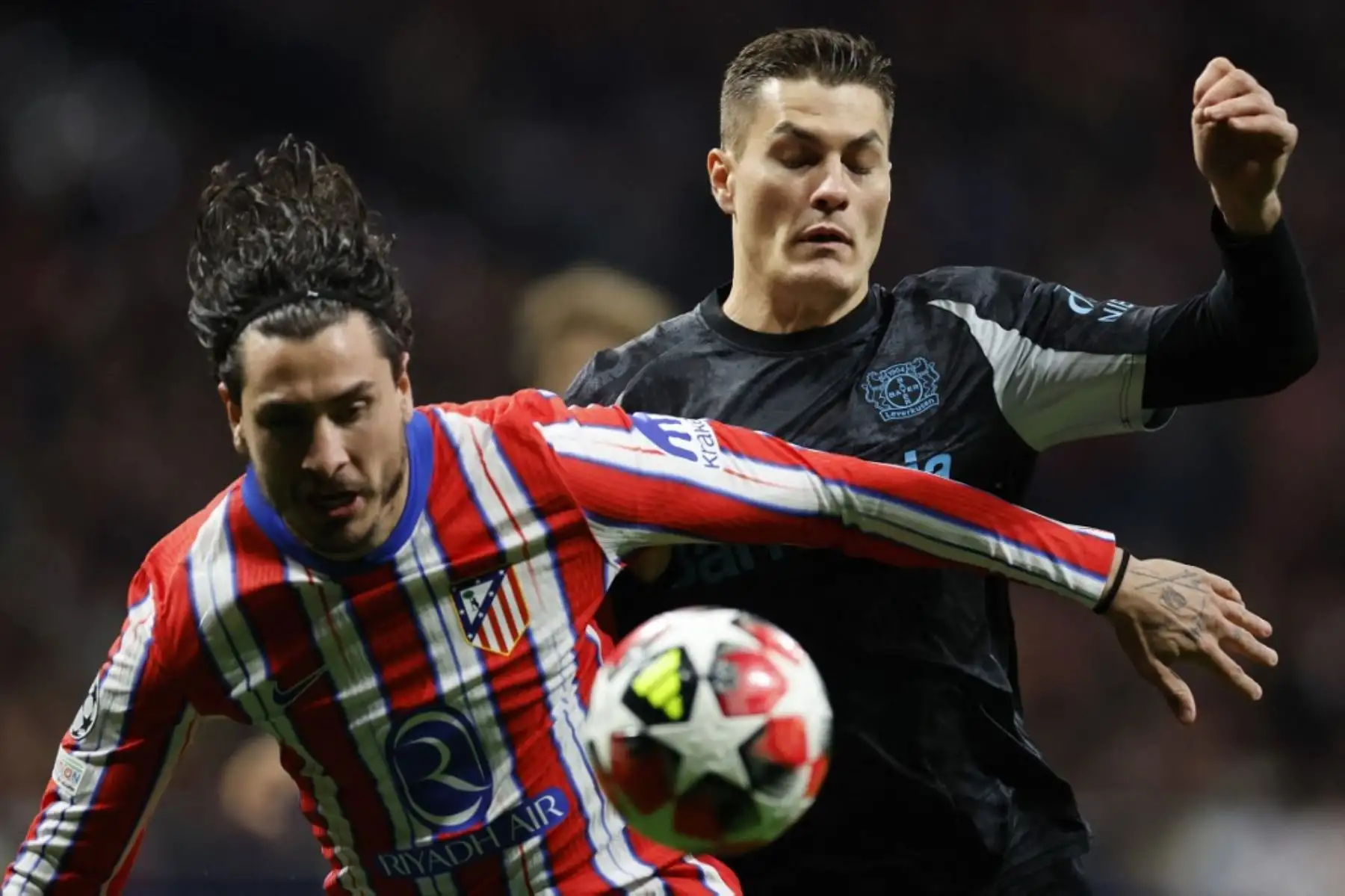 Dos goles de Julián Alavarez (minutos 75 y 89) dieron la victoria al Atlético de Madrid sobre el Bayer Leverkusen (2-1) en el estadio Metropolitano, en encuentro de la séptima jornada de la primera fase de la Liga de campeones de Barrios. Foto: AFP