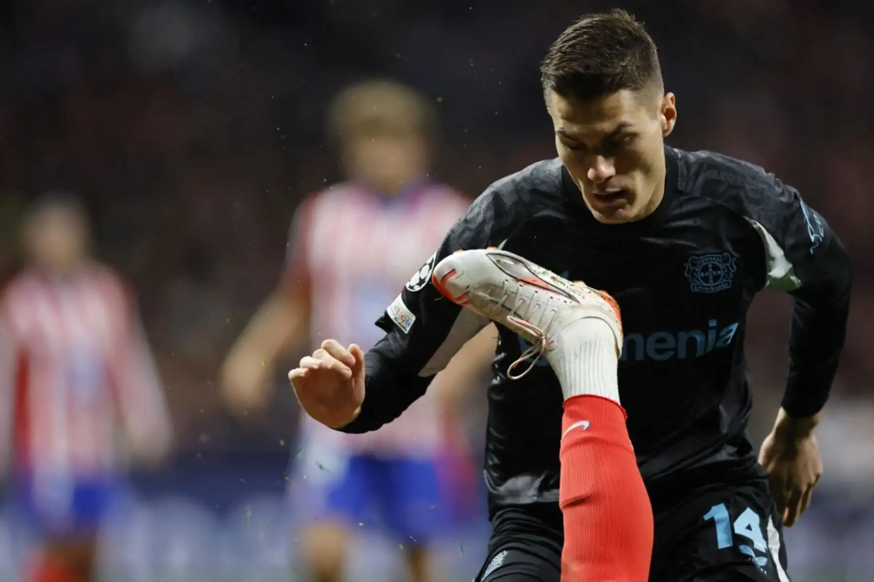 Dos goles de Julián Alavarez (minutos 75 y 89) dieron la victoria al Atlético de Madrid sobre el Bayer Leverkusen (2-1) en el estadio Metropolitano, en encuentro de la séptima jornada de la primera fase de la Liga de campeones de Barrios. Foto: AFP