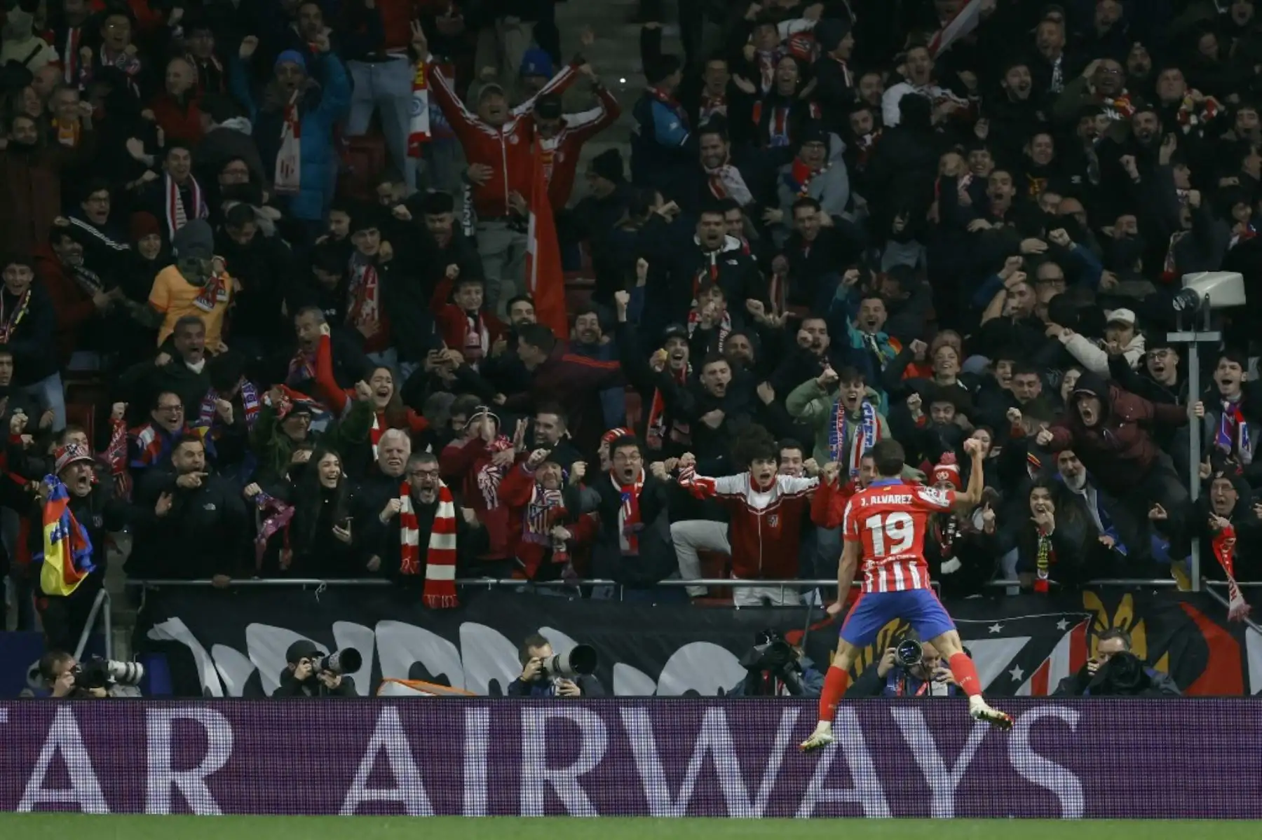 Dos goles de Julián Alavarez (minutos 75 y 89) dieron la victoria al Atlético de Madrid sobre el Bayer Leverkusen (2-1) en el estadio Metropolitano, en encuentro de la séptima jornada de la primera fase de la Liga de campeones de Barrios. Foto: AFP