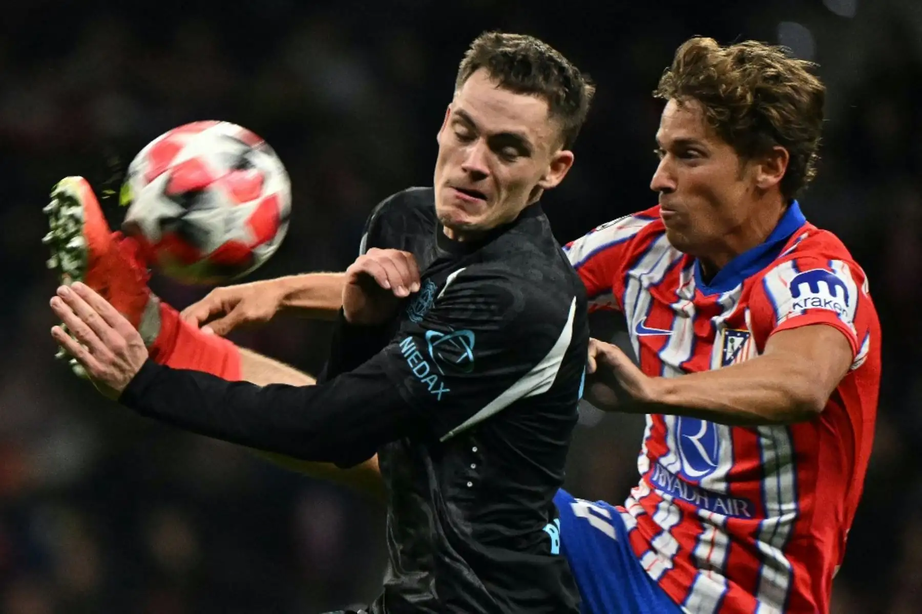 Dos goles de Julián Alavarez (minutos 75 y 89) dieron la victoria al Atlético de Madrid sobre el Bayer Leverkusen (2-1) en el estadio Metropolitano, en encuentro de la séptima jornada de la primera fase de la Liga de campeones de Barrios. Foto: AFP