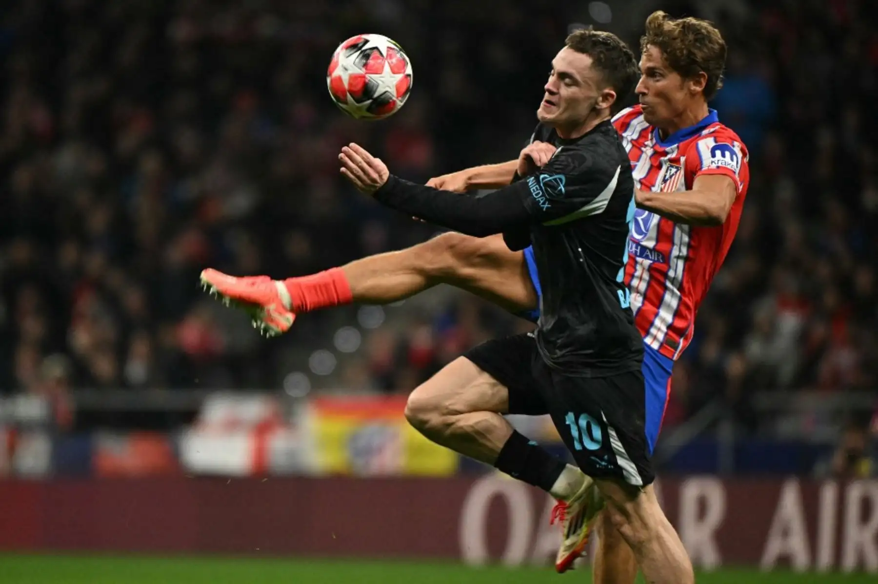 Dos goles de Julián Alavarez (minutos 75 y 89) dieron la victoria al Atlético de Madrid sobre el Bayer Leverkusen (2-1) en el estadio Metropolitano, en encuentro de la séptima jornada de la primera fase de la Liga de campeones de Barrios. Foto: AFP