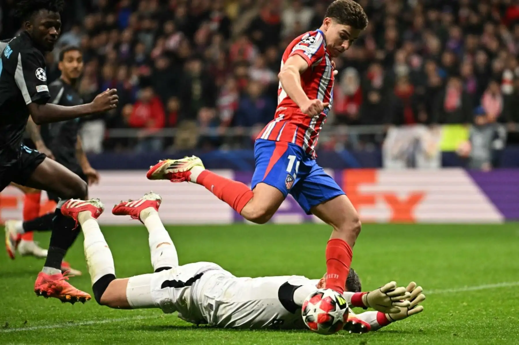Dos goles de Julián Alavarez (minutos 75 y 89) dieron la victoria al Atlético de Madrid sobre el Bayer Leverkusen (2-1) en el estadio Metropolitano, en encuentro de la séptima jornada de la primera fase de la Liga de campeones de Barrios. Foto: AFP