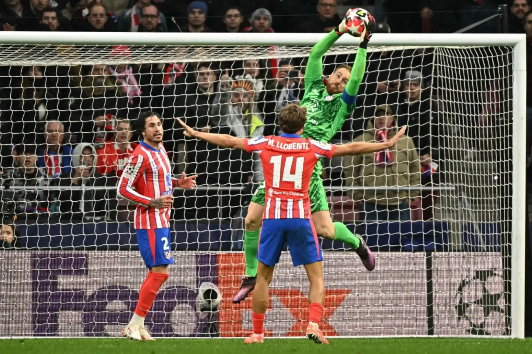 Dos goles de Julián Alavarez (minutos 75 y 89) dieron la victoria al Atlético de Madrid sobre el Bayer Leverkusen (2-1) en el estadio Metropolitano, en encuentro de la séptima jornada de la primera fase de la Liga de campeones de Barrios. Foto: AFP