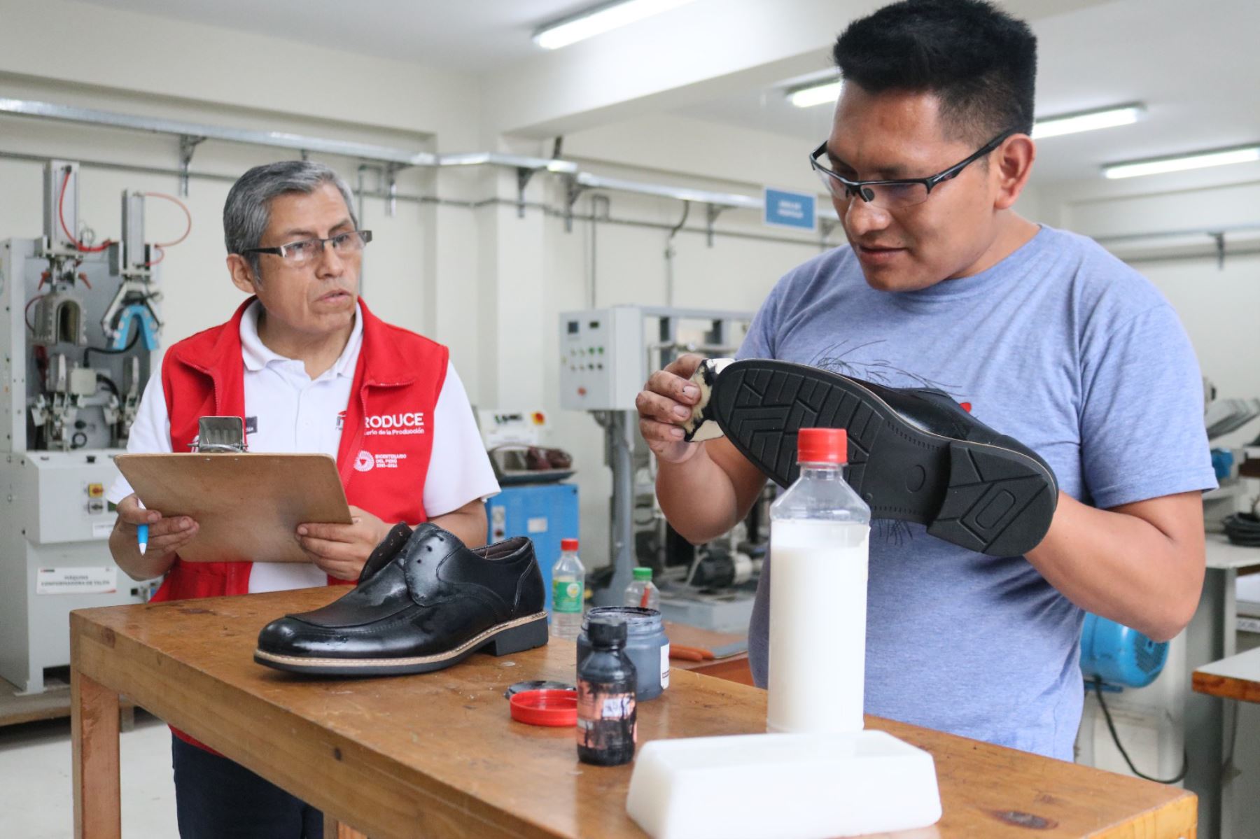 Fabricantes y comerciantes de calzado se beneficiaron con las pruebas de laboratorio del CITE Cuero Calzado. ANDINA/Difusión