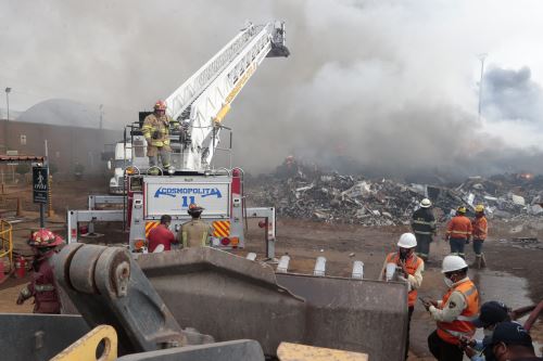 Incendio de gran magnitud en Huachipa consume almacén de chatarra sin dejar víctimas