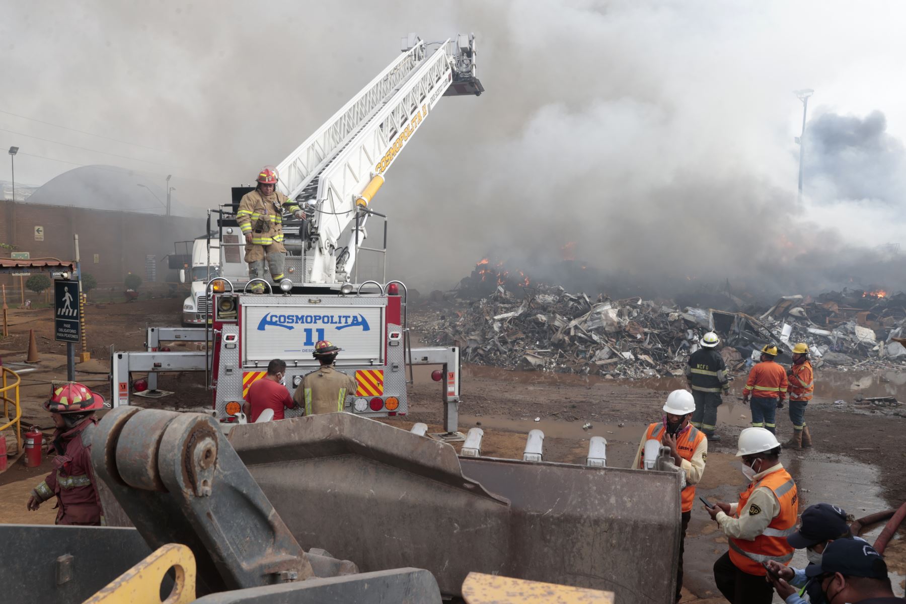 Bomberos combaten incendio en almacén de desechos en Huachipa. Foto: ANDINA/Vidal Tarqui