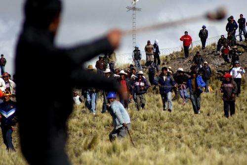 Habitantes de las provincias de Canas, Espinar, Canchis y Chumbivilcas.se enfrentan con huaracas o lazos, piedras y liwis (objetos contundentes de metal o piedra). Foto: Percy Hurtado Santillán.