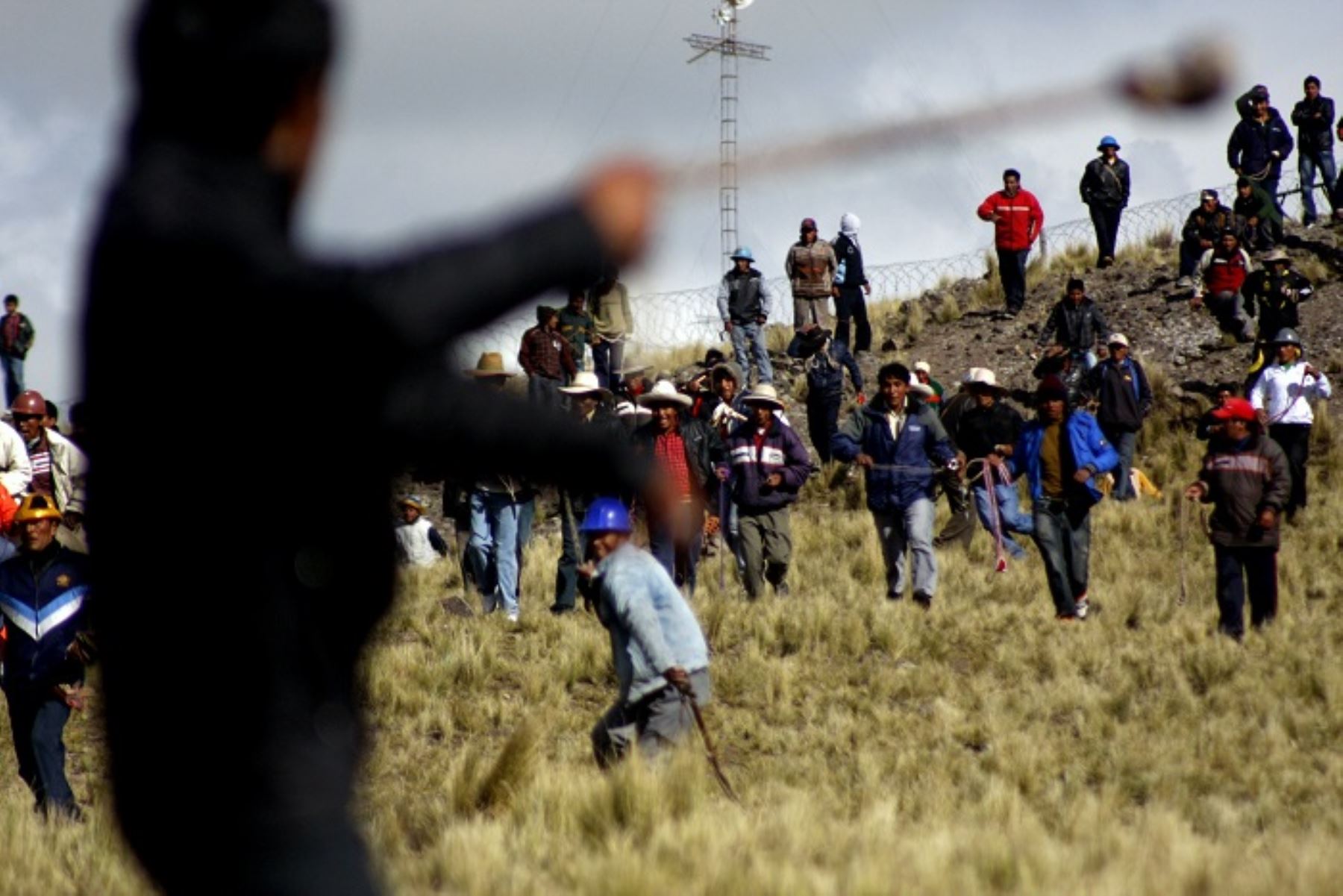 Habitantes de las provincias de Canas, Espinar, Canchis y Chumbivilcas.se enfrentan con huaracas o lazos, piedras y liwis (objetos contundentes de metal o piedra). Foto: Percy Hurtado Santillán.