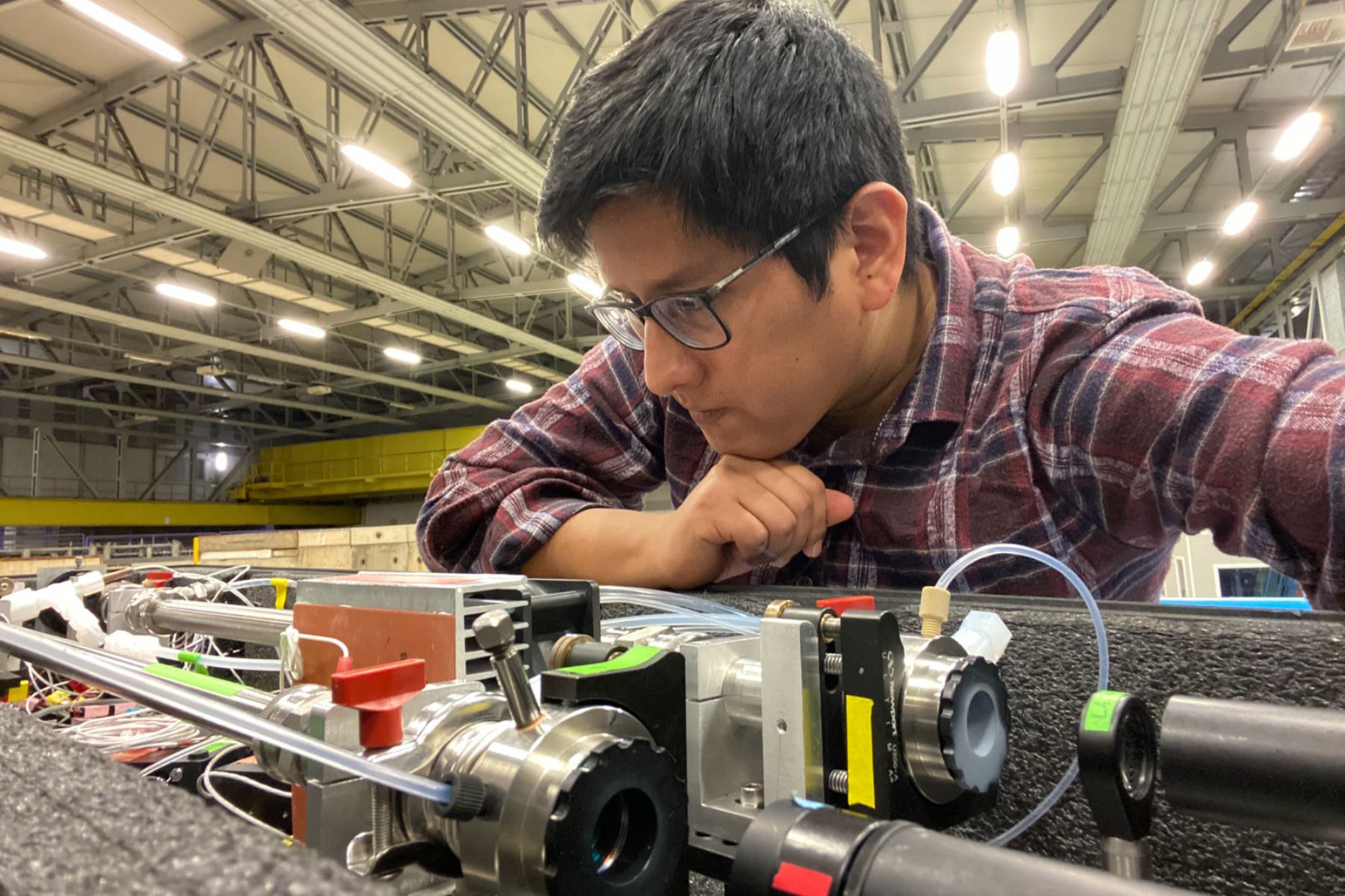 Desde que estuvo en las aulas de la UNI, como estudiante, a Rómulo Cruz le interesó la química atmosférica, pero al no encontrar oportunidades en ese campo en nuestro país tuvo que viajar a los Estados Unidos.