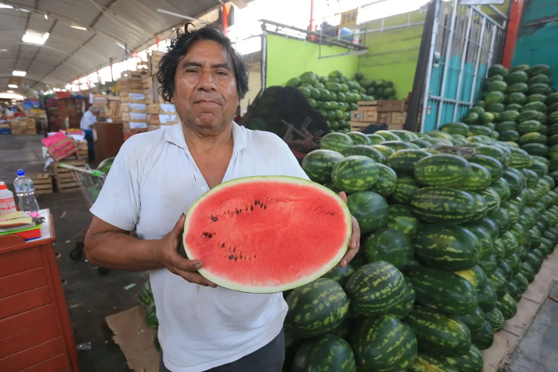 El Ministerio de Desarrollo Agrario y Riego (Midagri) promueve el consumo de frutas de temporada, como uva, sandía, papaya, chirimoya y banano, ideales para combatir el calor del verano. Estas frutas, cultivadas en diversas regiones del Perú gracias a la agricultura familiar, no solo se consumen frescas, sino también en preparaciones como cremoladas, batidos y ensaladas. Además de mejorar la nutrición, el consumo de estas frutas apoya a los productores locales, quienes abastecen el 70 % de los alimentos en el país. FOTO:ANDINA/Hector Vinces.