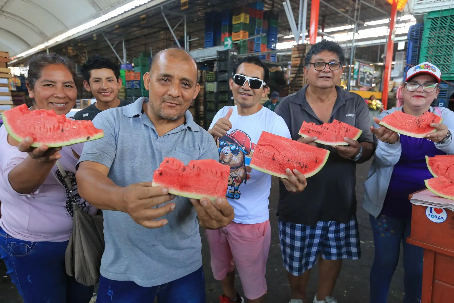 El Ministerio de Desarrollo Agrario y Riego (Midagri) promueve el consumo de frutas de temporada, como uva, sandía, papaya, chirimoya y banano, ideales para combatir el calor del verano. Estas frutas, cultivadas en diversas regiones del Perú gracias a la agricultura familiar, no solo se consumen frescas, sino también en preparaciones como cremoladas, batidos y ensaladas. Además de mejorar la nutrición, el consumo de estas frutas apoya a los productores locales, quienes abastecen el 70 % de los alimentos en el país. FOTO:ANDINA/Hector Vinces.
