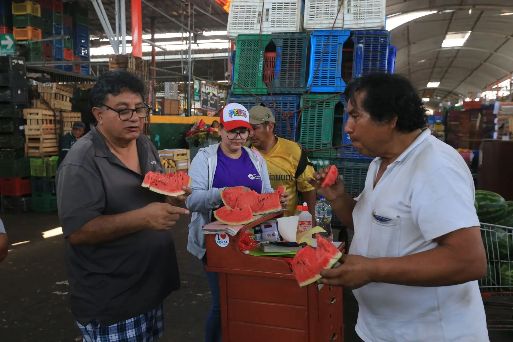 El Ministerio de Desarrollo Agrario y Riego (Midagri) promueve el consumo de frutas de temporada, como uva, sandía, papaya, chirimoya y banano, ideales para combatir el calor del verano. Estas frutas, cultivadas en diversas regiones del Perú gracias a la agricultura familiar, no solo se consumen frescas, sino también en preparaciones como cremoladas, batidos y ensaladas. Además de mejorar la nutrición, el consumo de estas frutas apoya a los productores locales, quienes abastecen el 70 % de los alimentos en el país. FOTO:ANDINA/Hector Vinces.