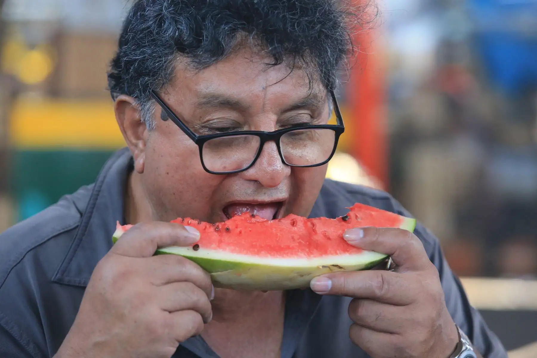 El Ministerio de Desarrollo Agrario y Riego (Midagri) promueve el consumo de frutas de temporada, como uva, sandía, papaya, chirimoya y banano, ideales para combatir el calor del verano. Estas frutas, cultivadas en diversas regiones del Perú gracias a la agricultura familiar, no solo se consumen frescas, sino también en preparaciones como cremoladas, batidos y ensaladas. Además de mejorar la nutrición, el consumo de estas frutas apoya a los productores locales, quienes abastecen el 70 % de los alimentos en el país. FOTO:ANDINA/Hector Vinces.