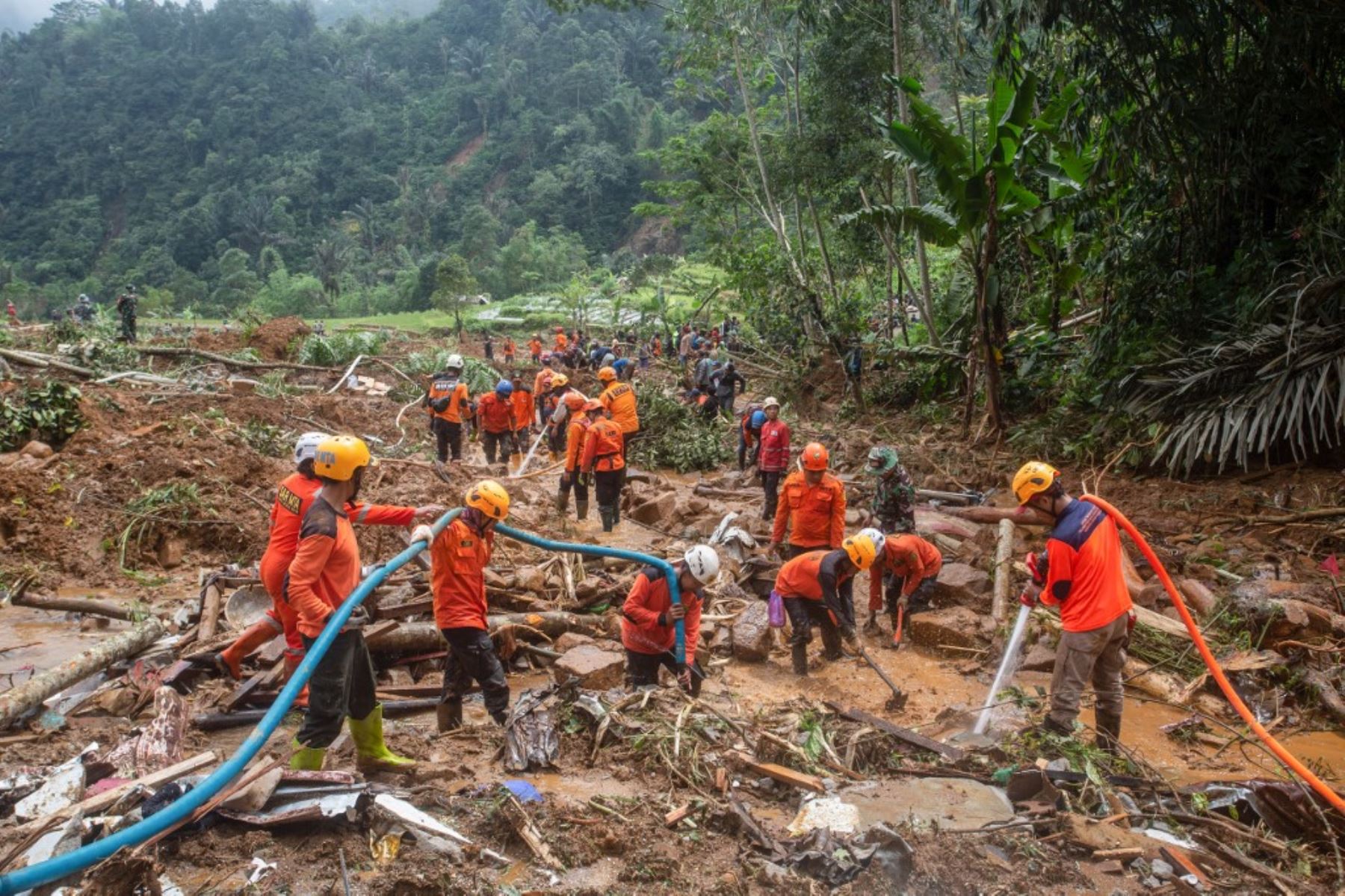 Los equipos de rescate, incluida la Agencia Nacional de Búsqueda y Rescate de Indonesia (BASARNAS), el ejército, la policía y voluntarios, utilizan agua a alta presión para buscar a las víctimas de un deslizamiento de tierra provocado por las fuertes lluvias de hace dos días, que hasta ahora se ha cobrado 19 vidas. en la aldea de Kasimpar, Java Central, el 22 de enero de 2025. Foto: AFP