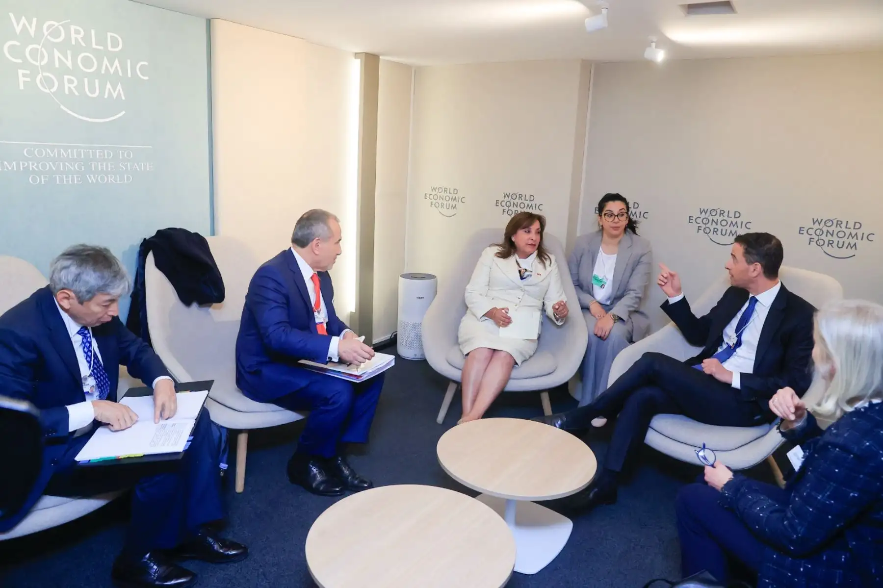 La presidenta de la República, Dina Boluarte, sostiene una reunión con el CEO de Glencore, Gary Nagle. Foto: ANDINA/Prensa Presidencia.