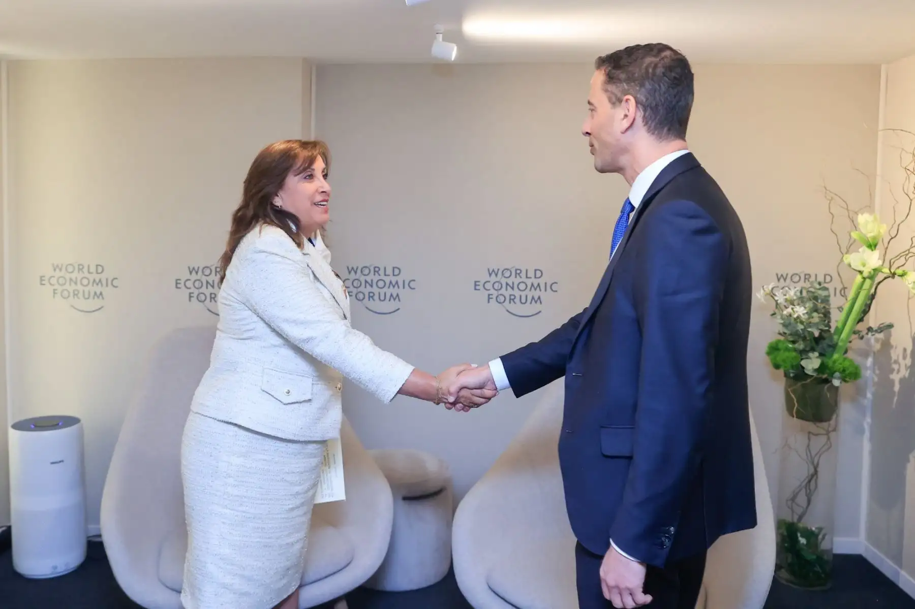 La presidenta de la República, Dina Boluarte, sostiene una reunión con el CEO de Glencore, Gary Nagle. Foto: ANDINA/Prensa Presidencia.