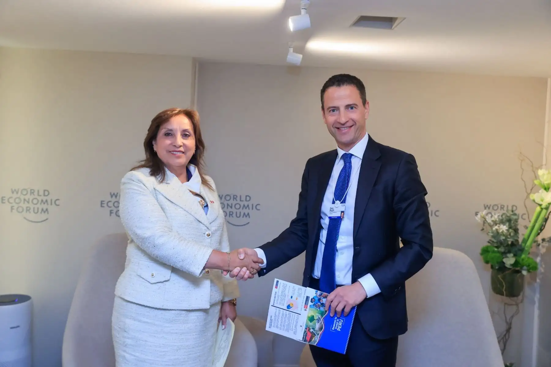 La presidenta de la República, Dina Boluarte, sostiene una reunión con el CEO de Glencore, Gary Nagle. Foto: ANDINA/Prensa Presidencia.