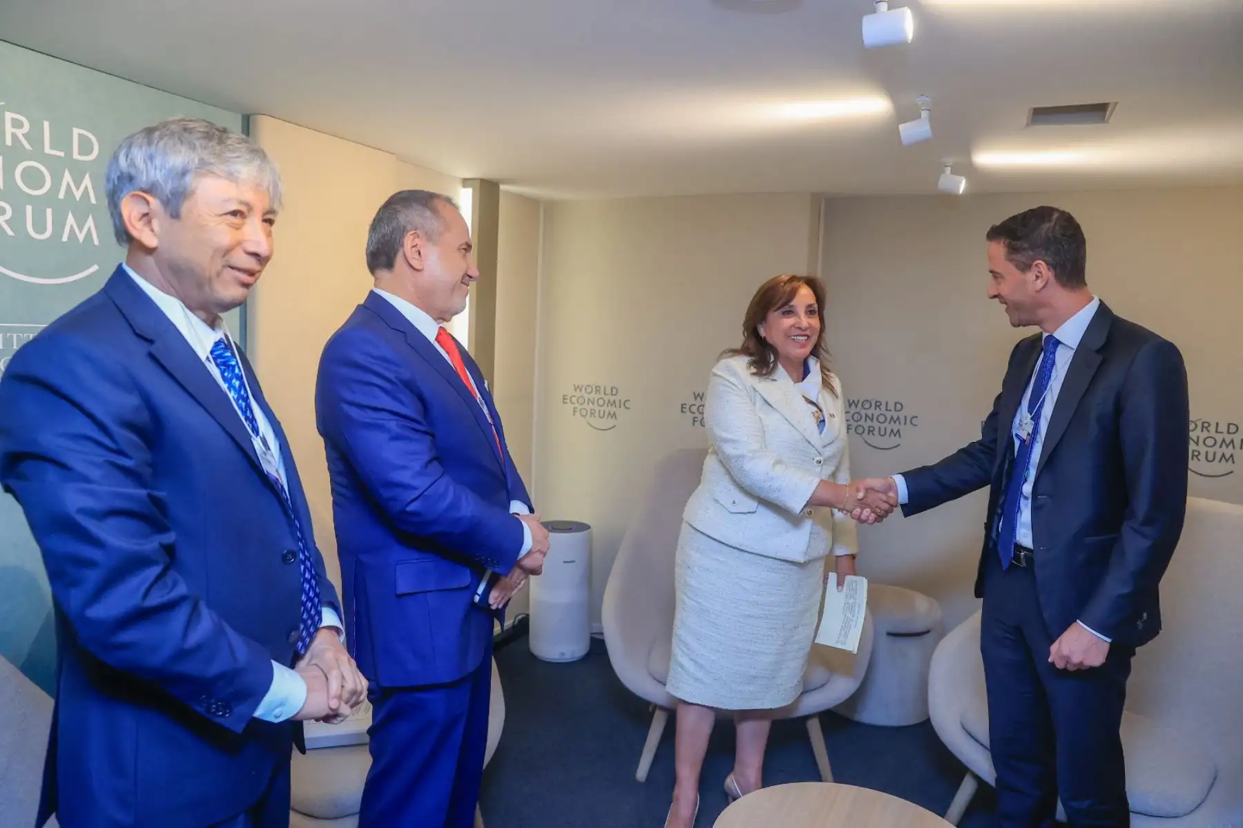 La presidenta de la República, Dina Boluarte, sostiene una reunión con el CEO de Glencore, Gary Nagle. Foto: ANDINA/Prensa Presidencia.