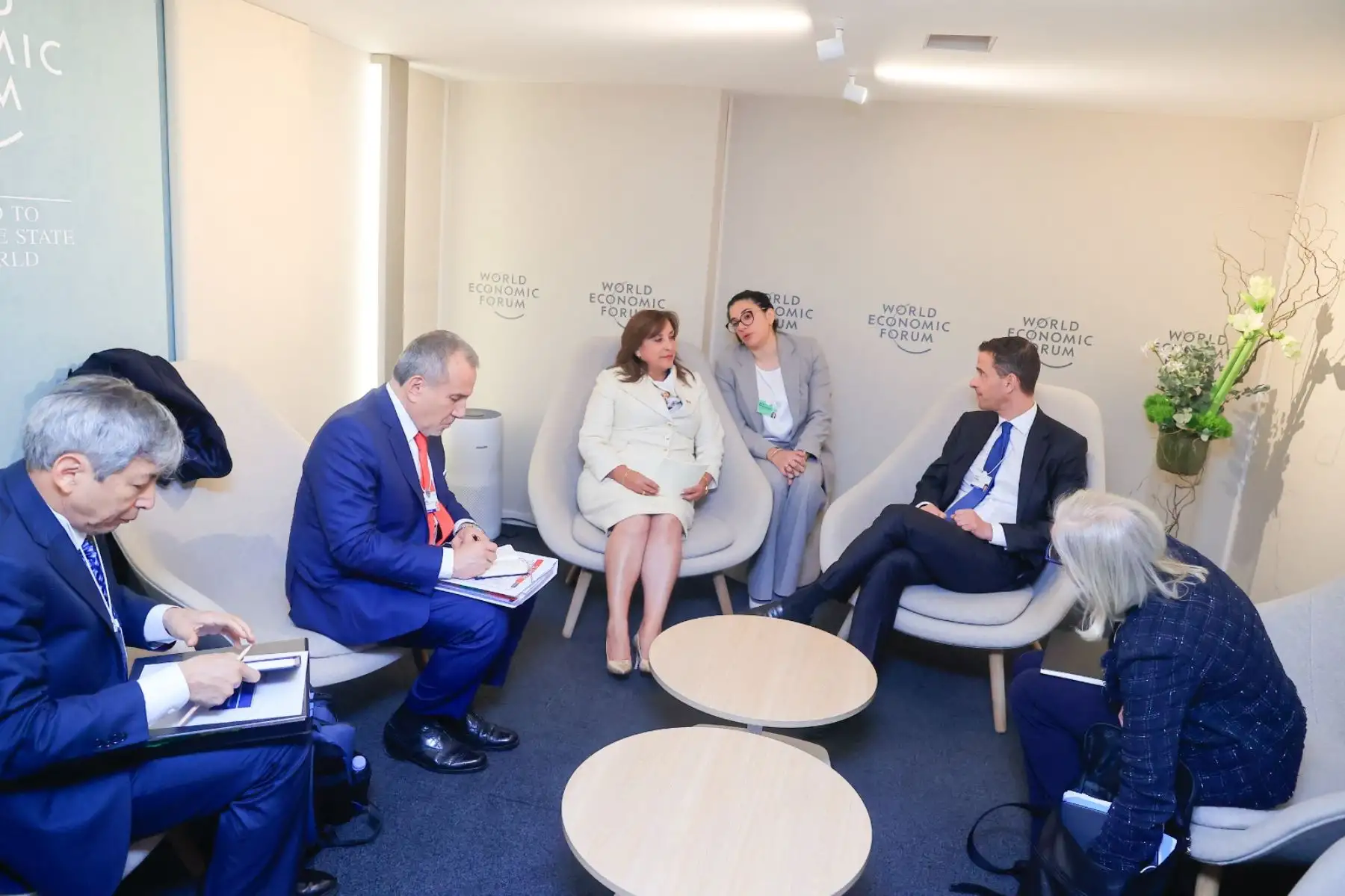 La presidenta de la República, Dina Boluarte, sostiene una reunión con el CEO de Glencore, Gary Nagle. Foto: ANDINA/Prensa Presidencia.