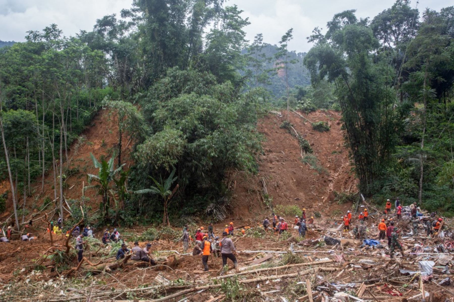 Los equipos de rescate, incluida la Agencia Nacional de Búsqueda y Rescate de Indonesia (BASARNAS), el ejército, la policía y voluntarios, utilizan agua a alta presión para buscar a las víctimas de un deslizamiento de tierra provocado por las fuertes lluvias de hace dos días, que hasta ahora se ha cobrado 19 vidas. en la aldea de Kasimpar, Java Central. Foto: AFP