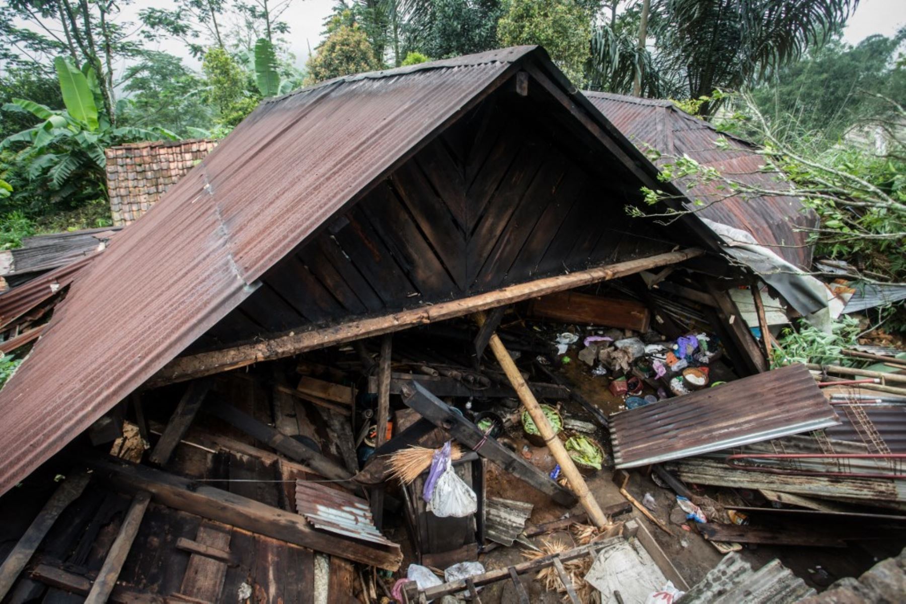 Cientos de rescatistas se movilizaron el miércoles para escarbar entre el lodo y los escombros en busca de sobrevivientes tras un alud en Indonesia que dejó al menos 19 muertos y nueve desaparecidos. Foto: AFP