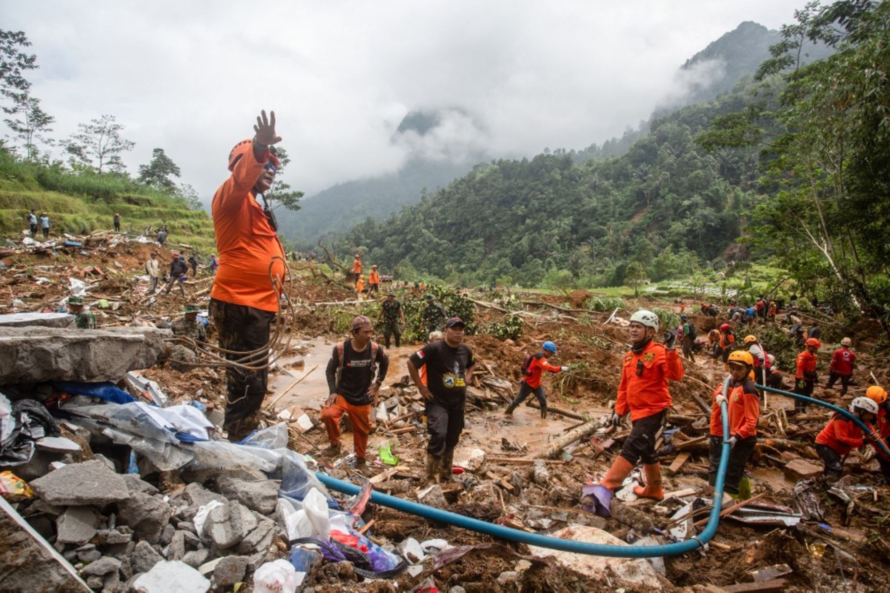 Cientos de rescatistas se movilizaron el miércoles para escarbar entre el lodo y los escombros en busca de sobrevivientes tras un alud en Indonesia que dejó al menos 19 muertos y nueve desaparecidos. Foto: AFP