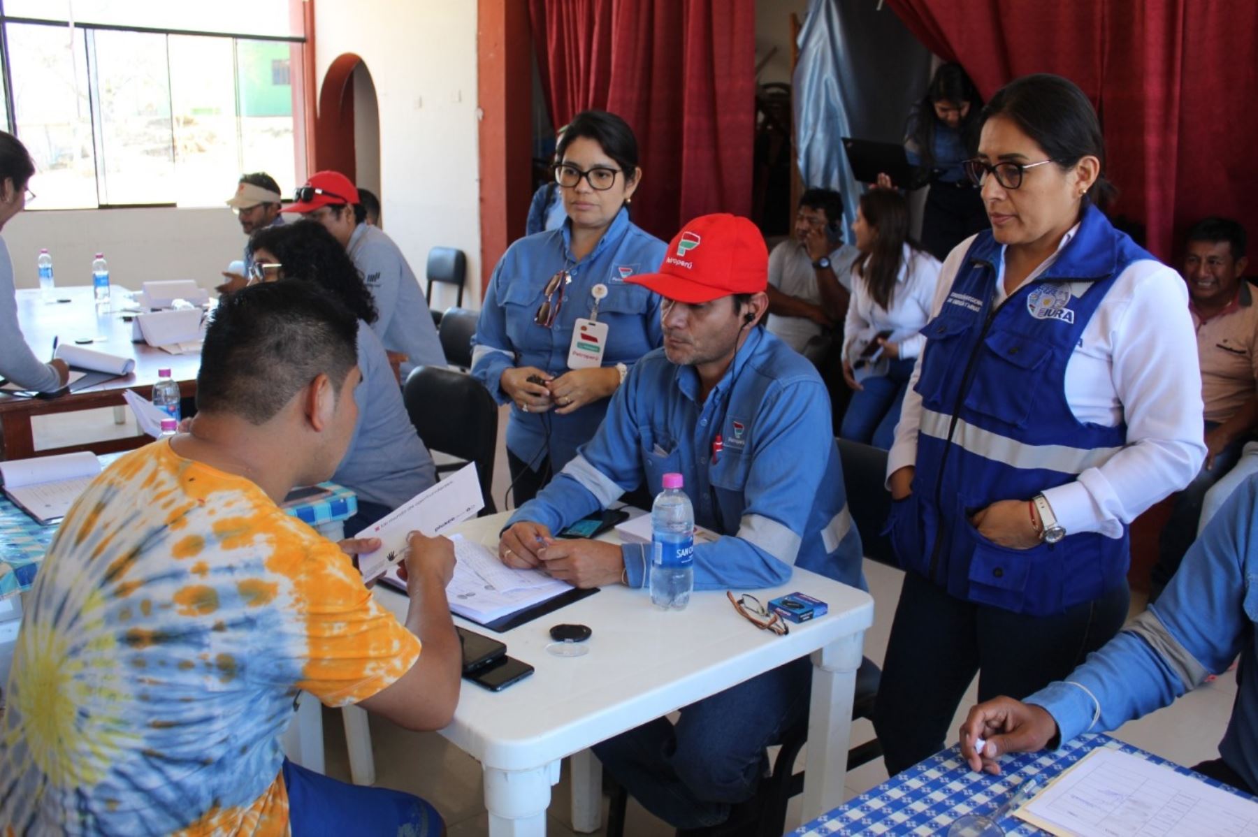 Más de 1,000 familias afectadas por el derrame de petróleo en el distrito de Lobitos, ubicado en la provincia piurana de Talara, recibieron tarjetas de consumo. ANDINA/Difusión