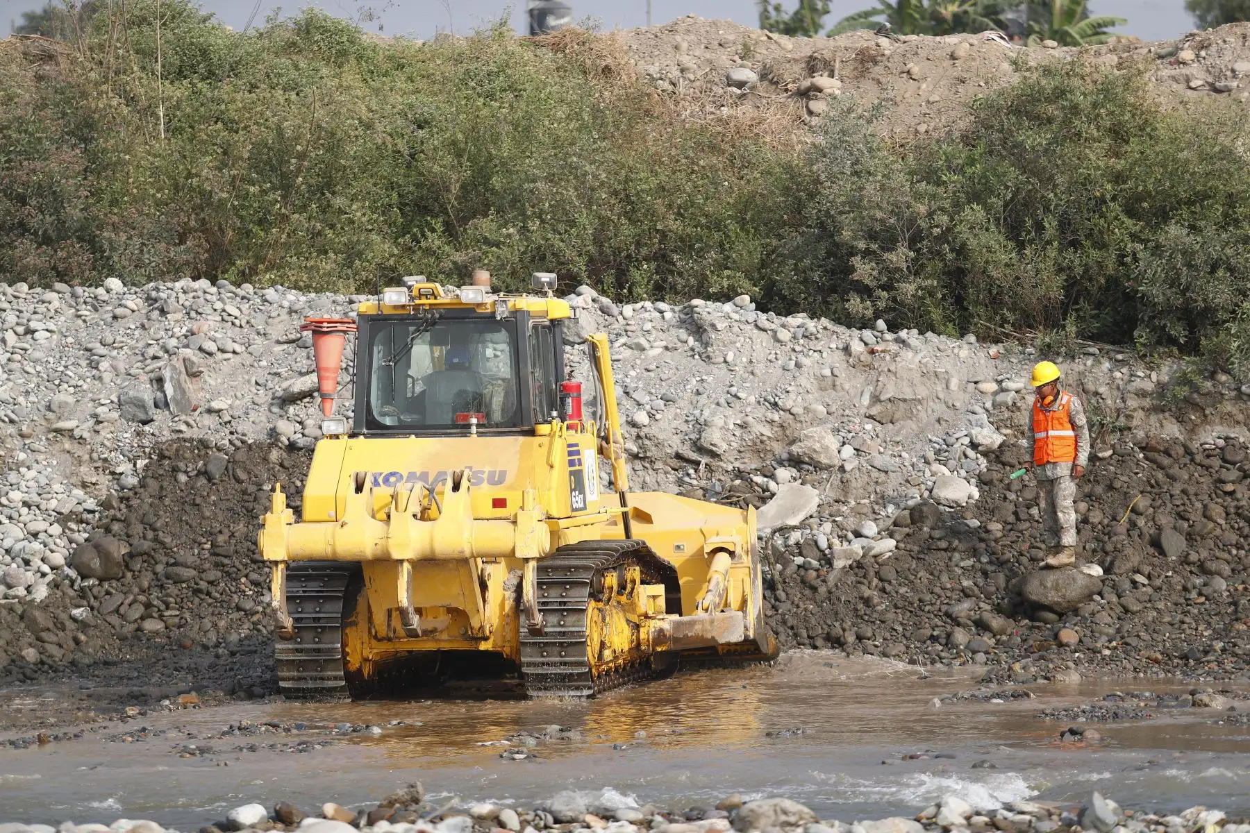 Miembros del Ejército del Perú realizan trabajos de descolmatación en el río Chillón en la zona de Lima norte, con ayuda de maquinaria pesada, como medida de prevención ante posibles desbordes de los ríos en la costa por la subida de los caudales.
Foto: ANDINA/Daniel Bracamonte