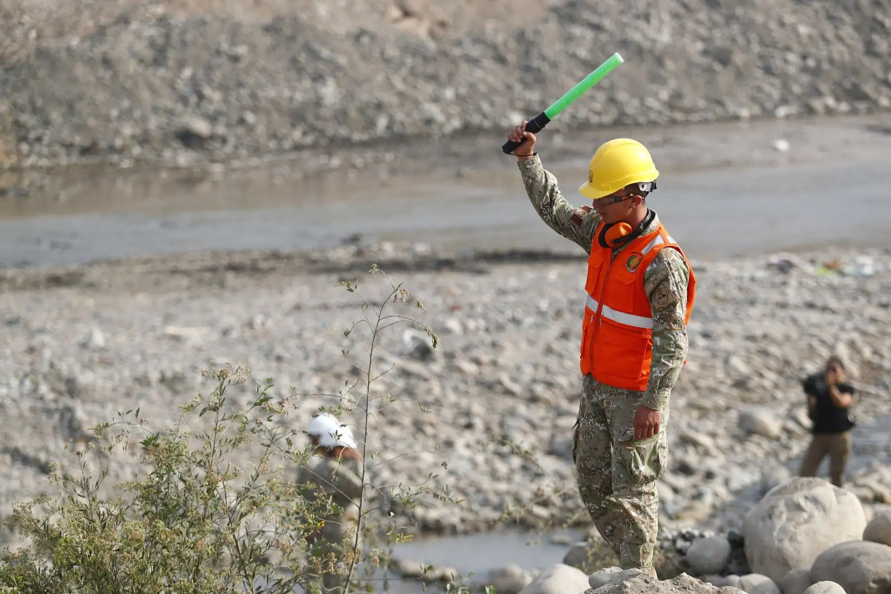 Miembros del Ejército del Perú realizan trabajos de descolmatación en el río Chillón en la zona de Lima norte, con ayuda de maquinaria pesada, como medida de prevención ante posibles desbordes de los ríos en la costa por la subida de los caudales.
Foto: ANDINA/Daniel Bracamonte